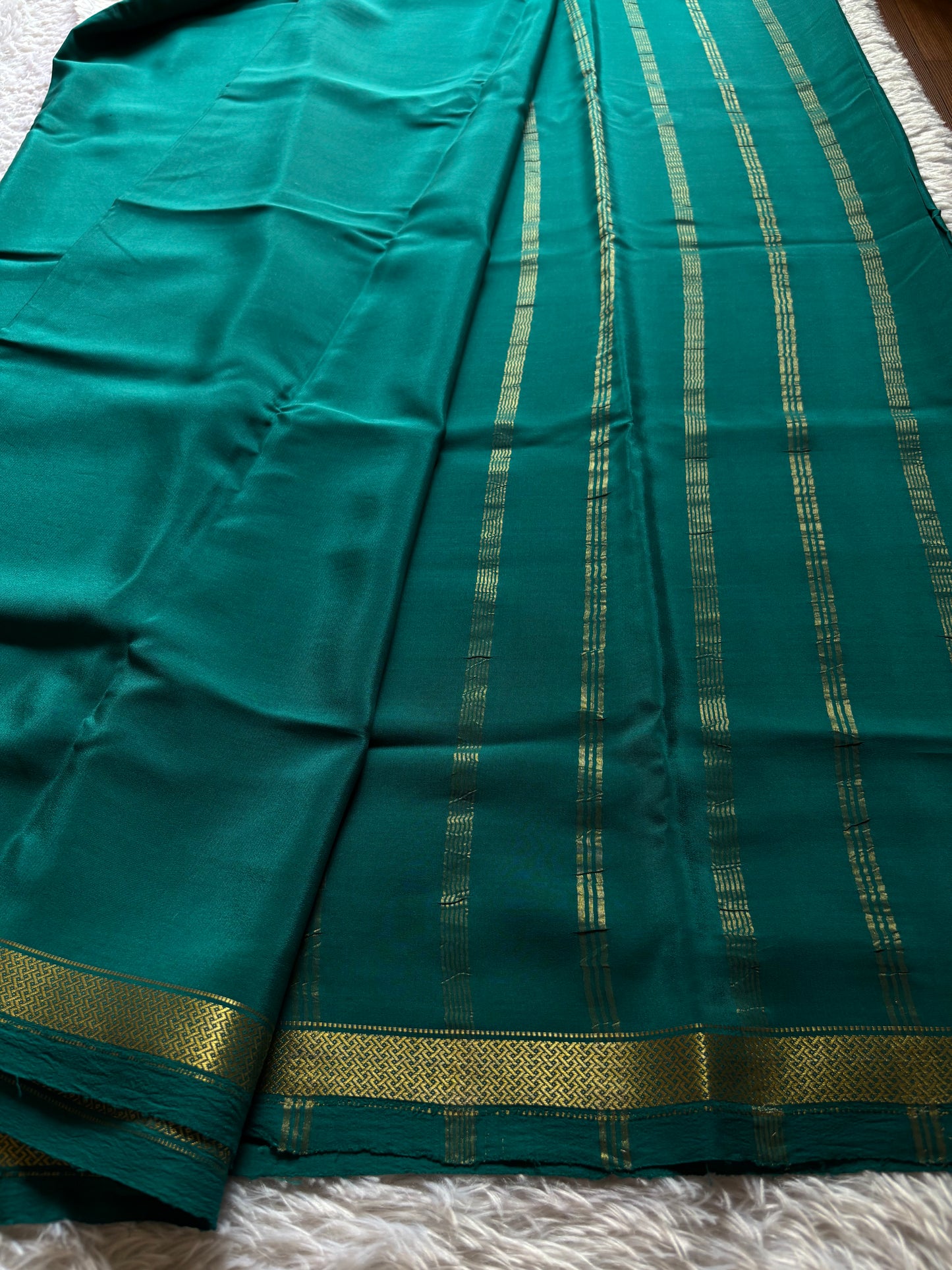 Nivedha : Solid Peacock green