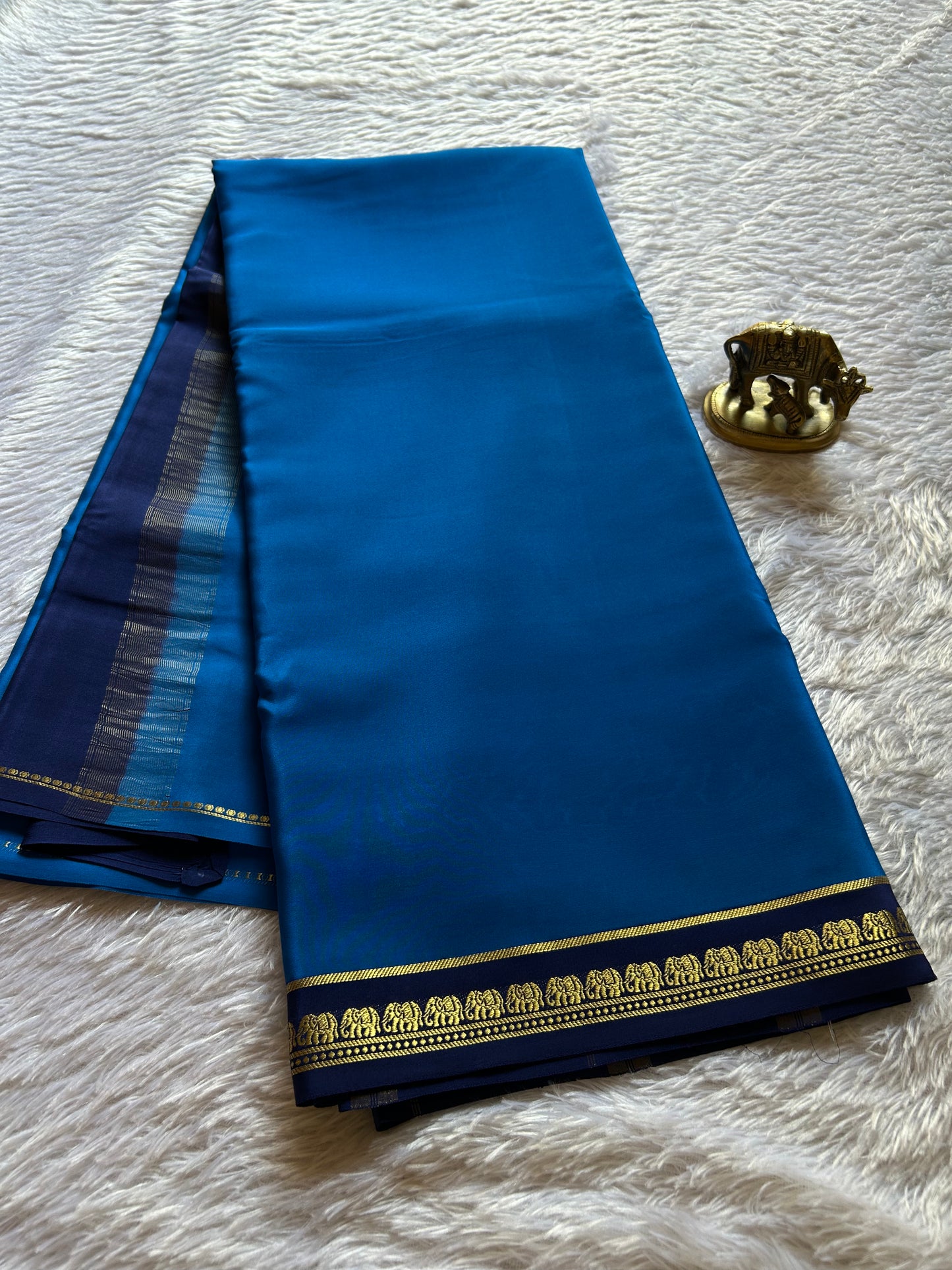 Gowri (2D) : Sapphire blue-dark blue