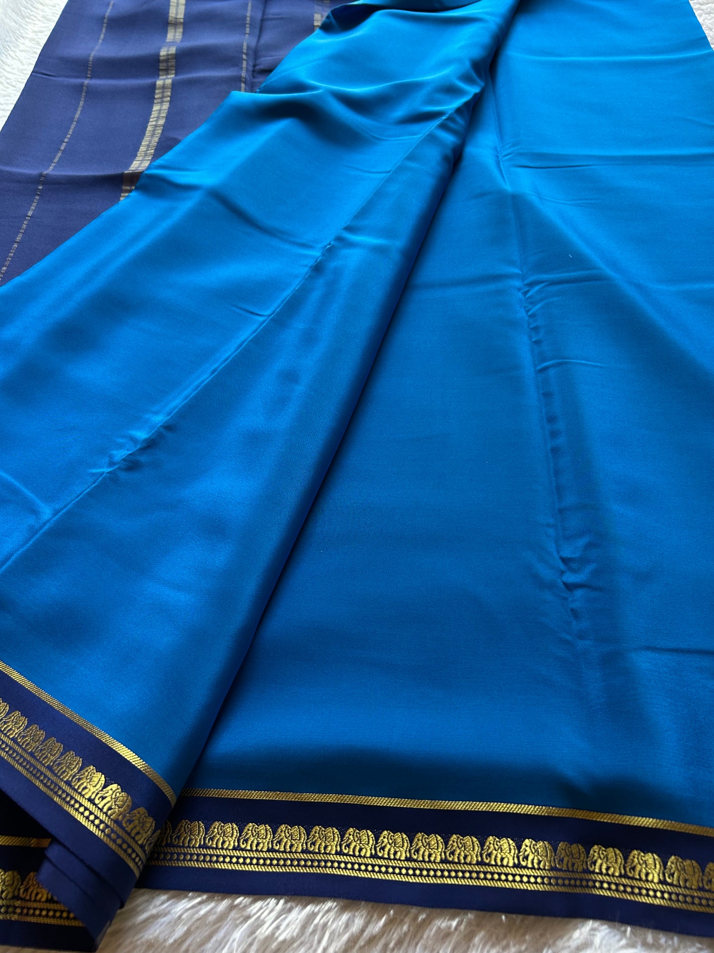 Gowri (2D) : Sapphire blue-dark blue