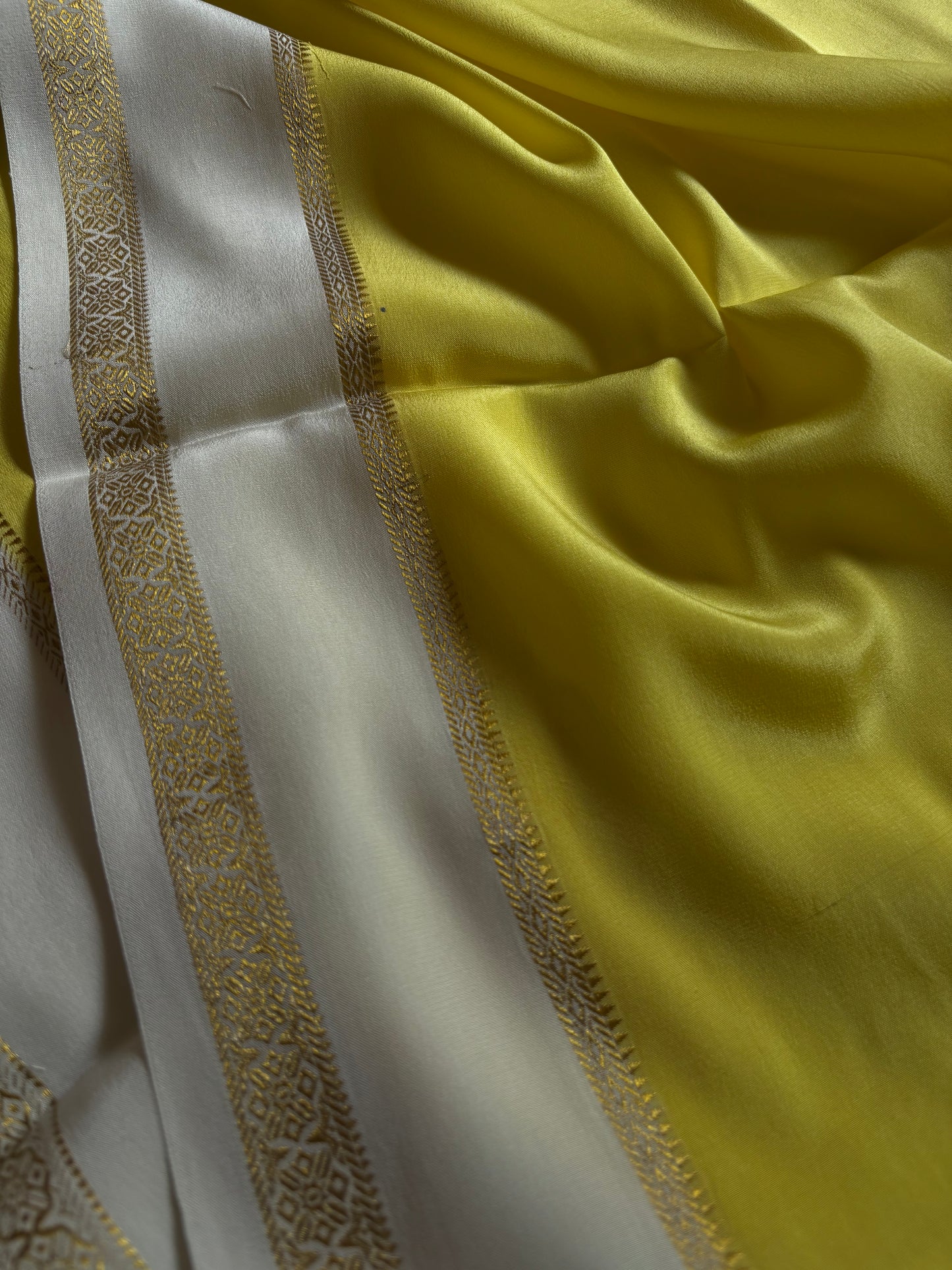 Darshini (2D) : Light yellow-off white