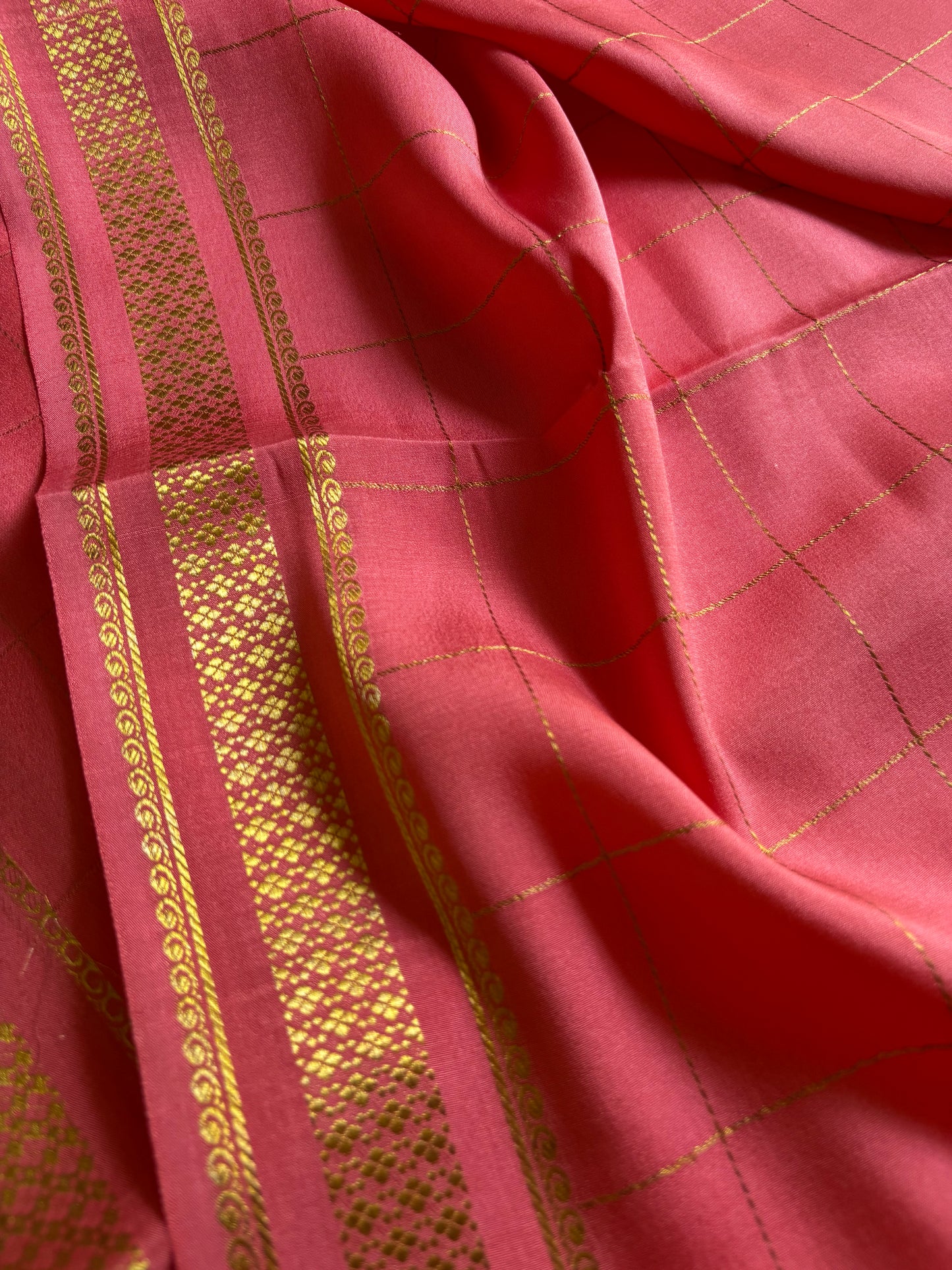 Madhavi : Solid Coral peach