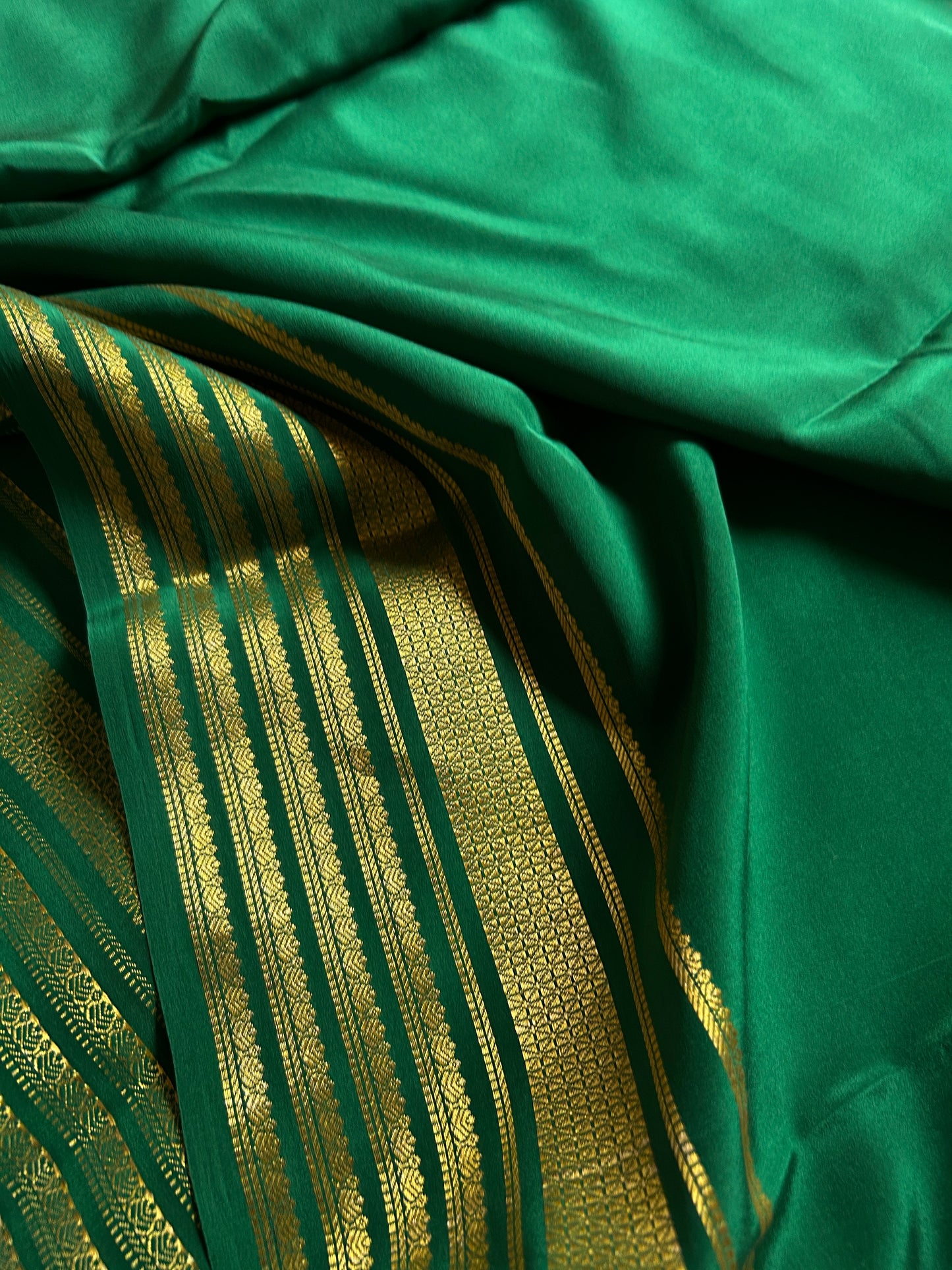 Atreyi : Solid Bottle green