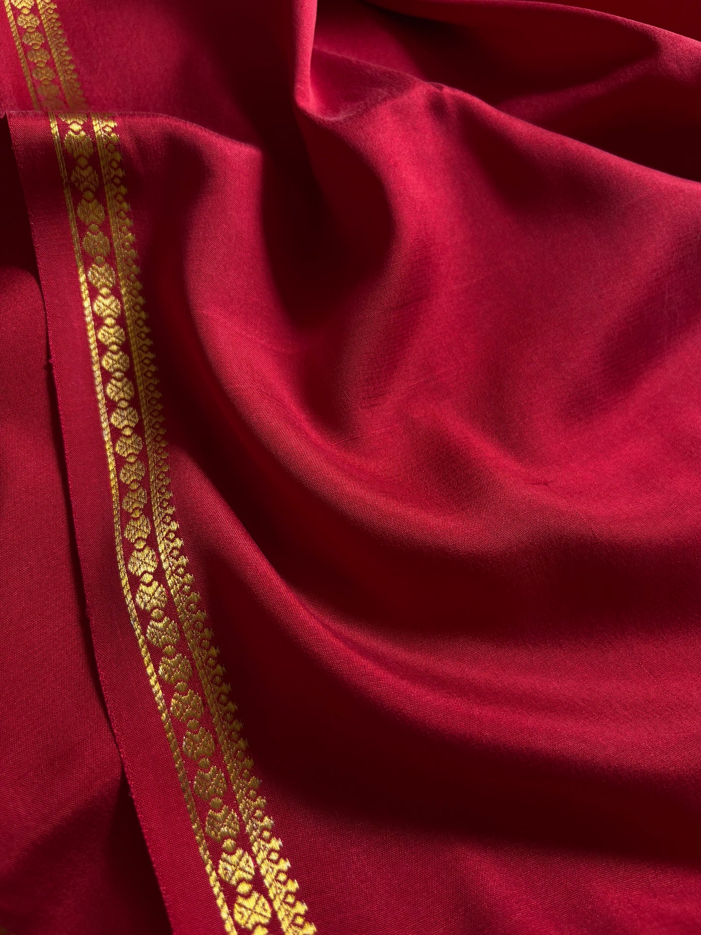 Ratna : Solid Dark red