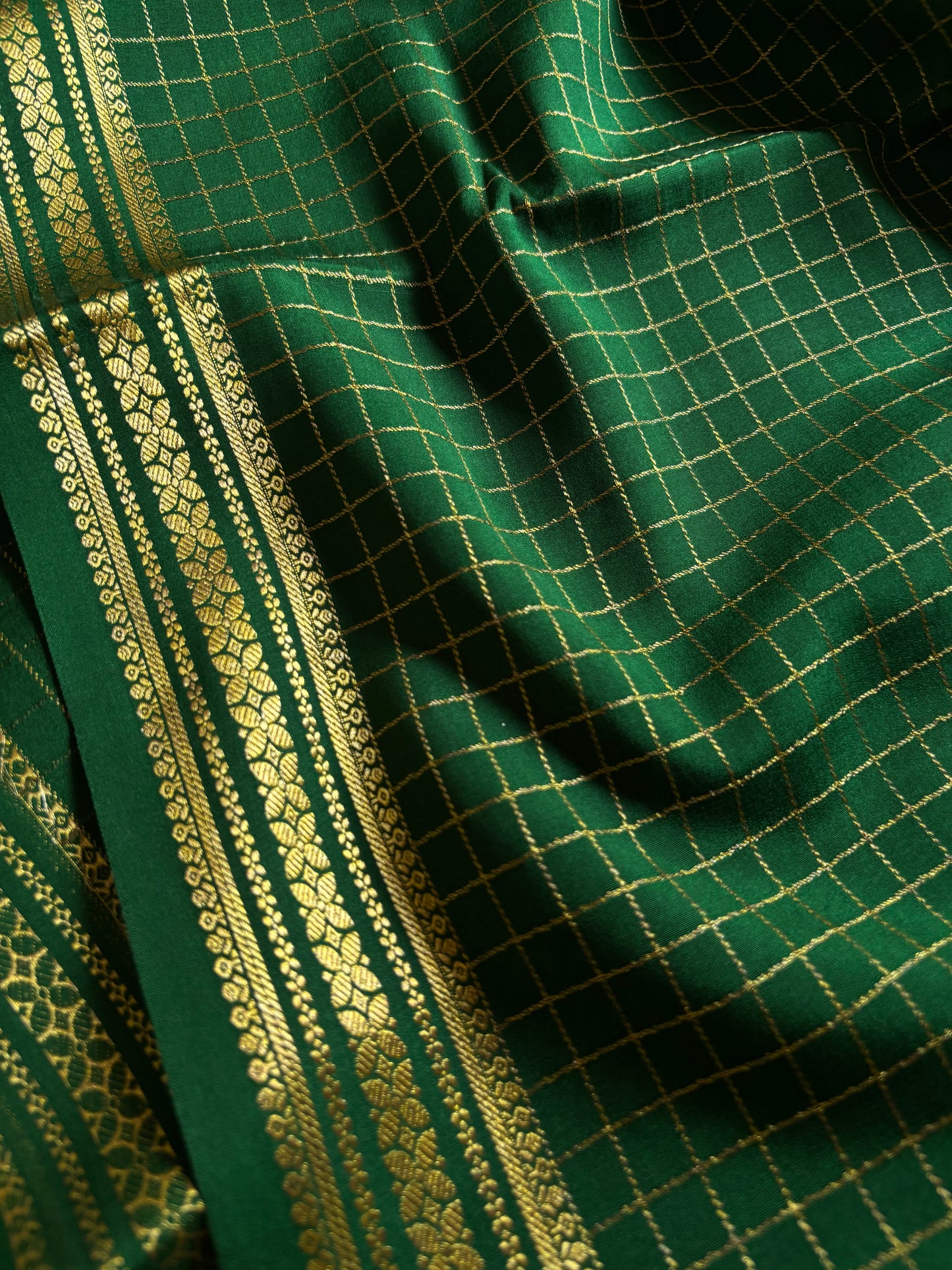 Madhura : Solid Bottle green