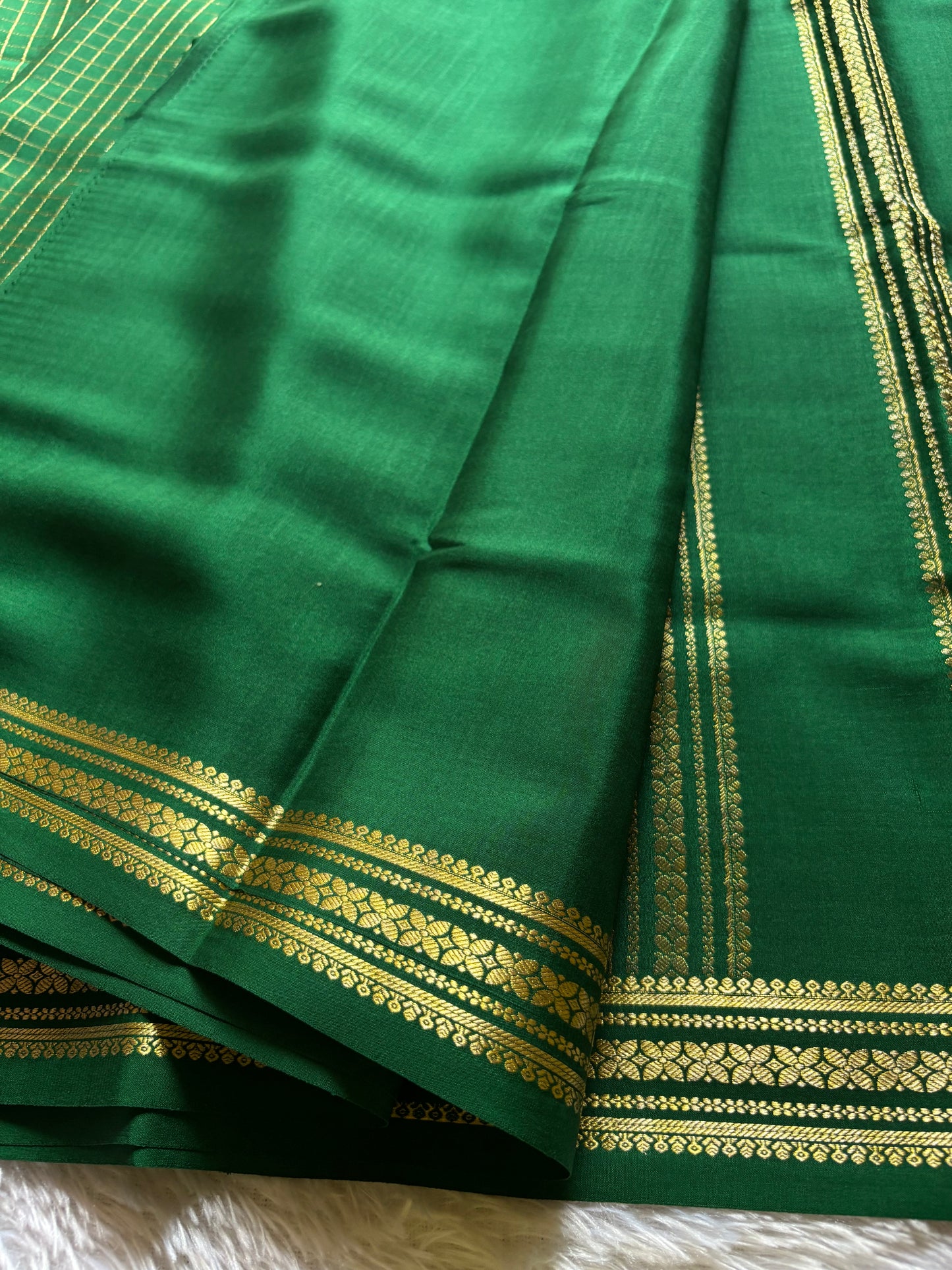 Madhura : Solid Bottle green