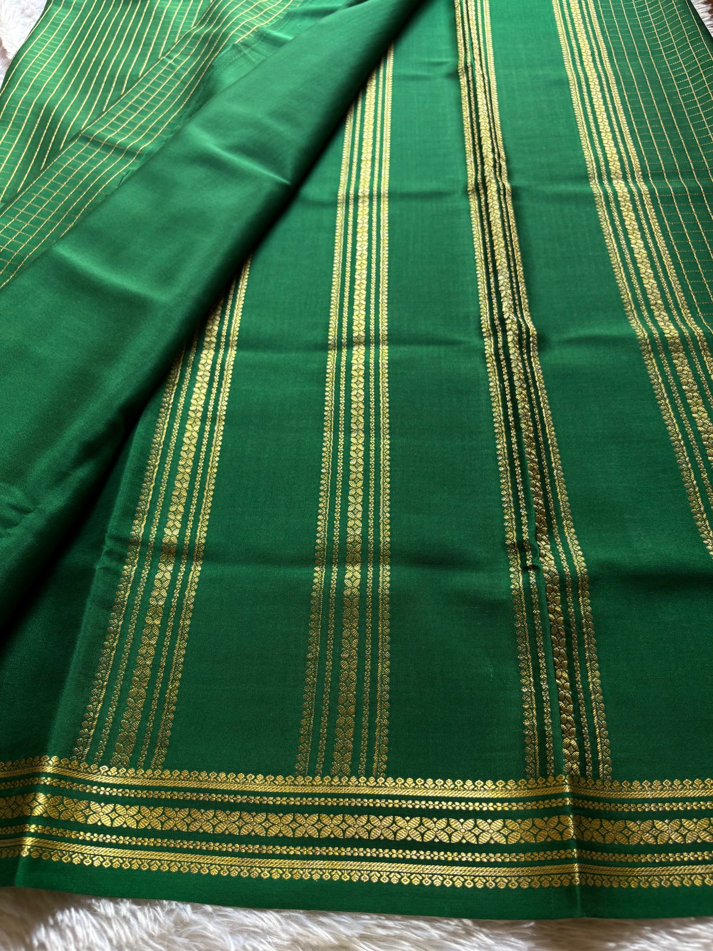 Madhura : Solid Bottle green
