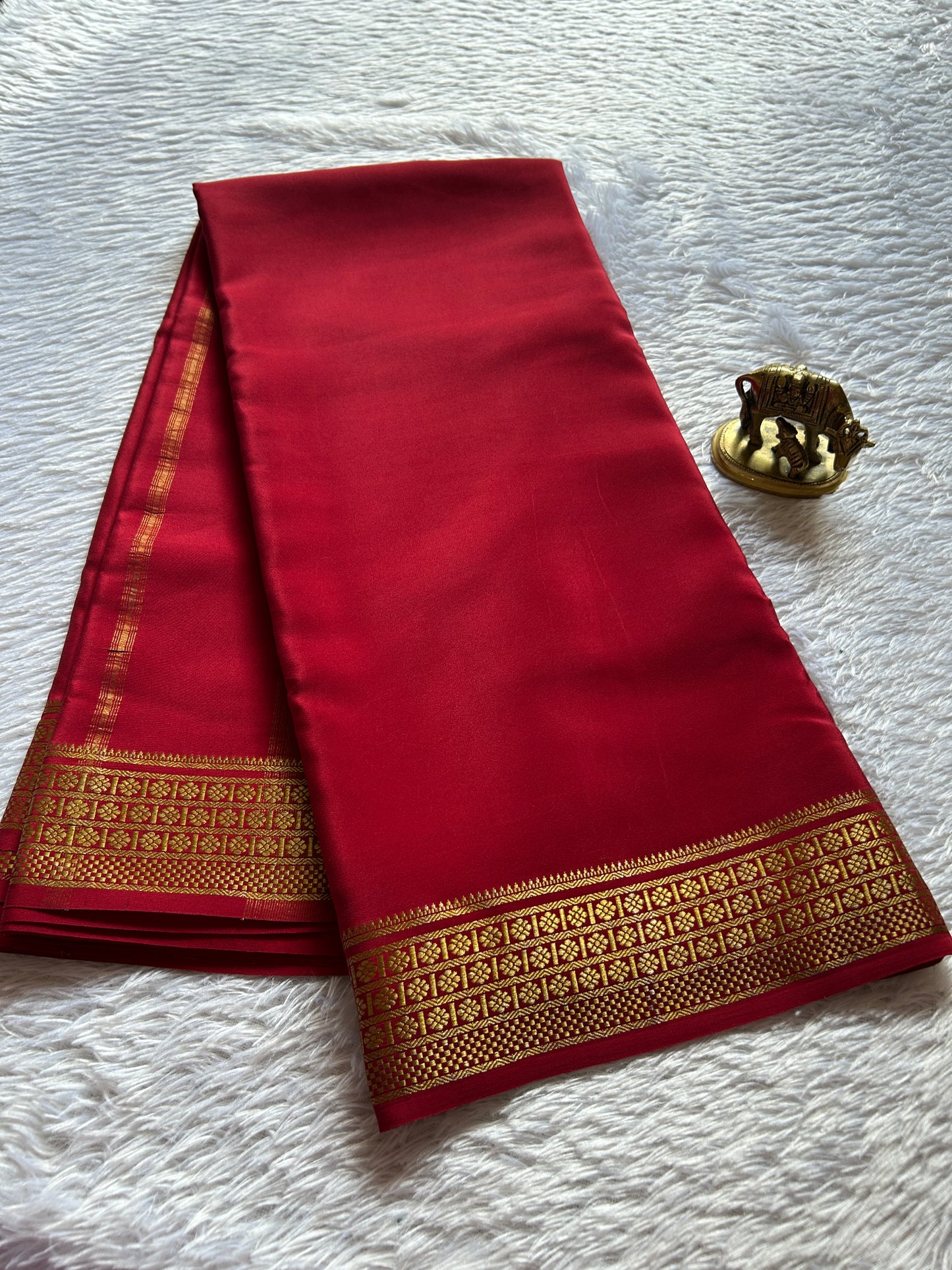 Mallige : Solid Maroon