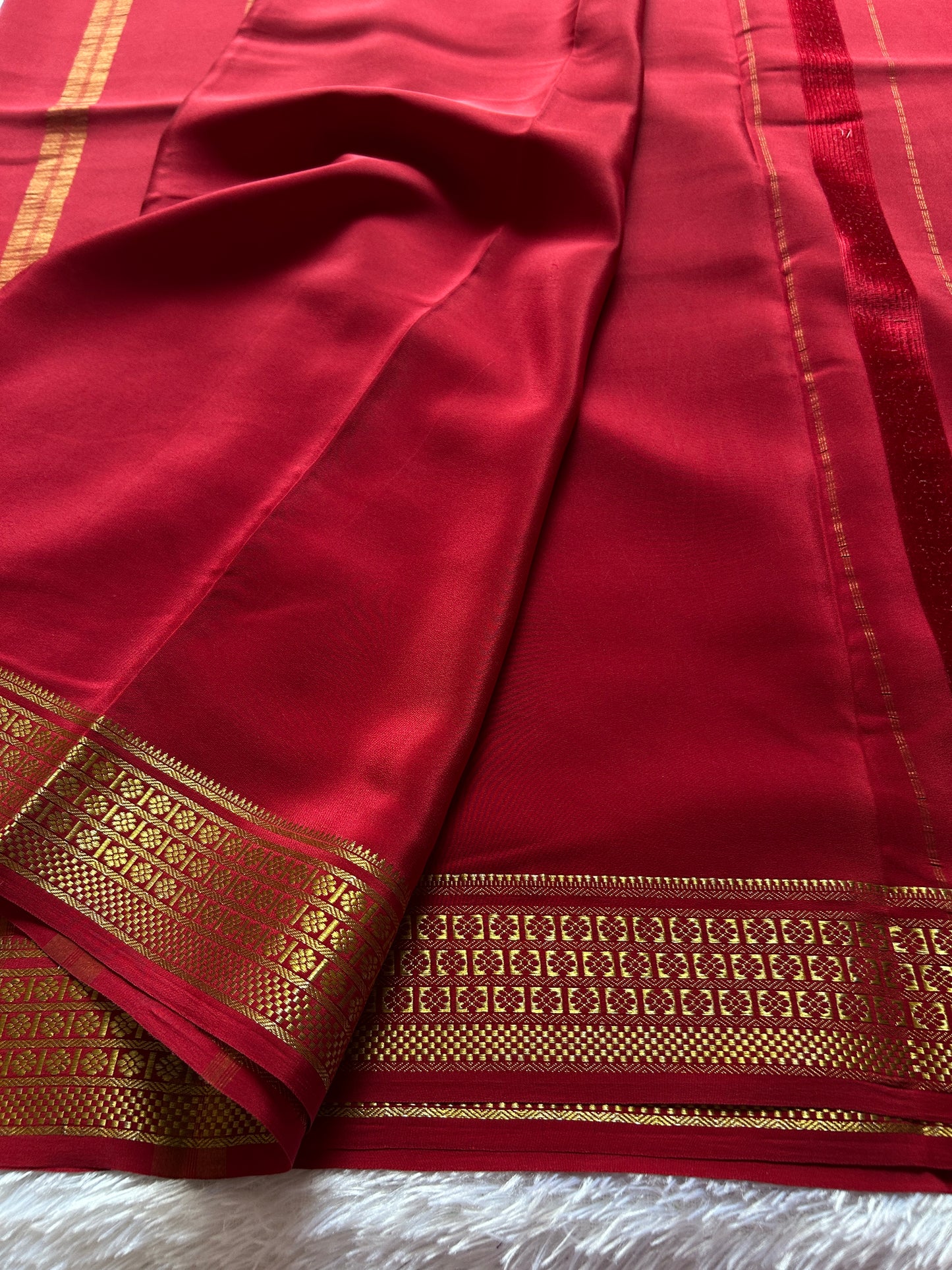 Mallige : Solid Maroon