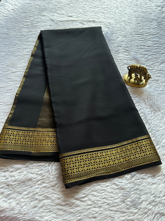 Mallige : Solid Black