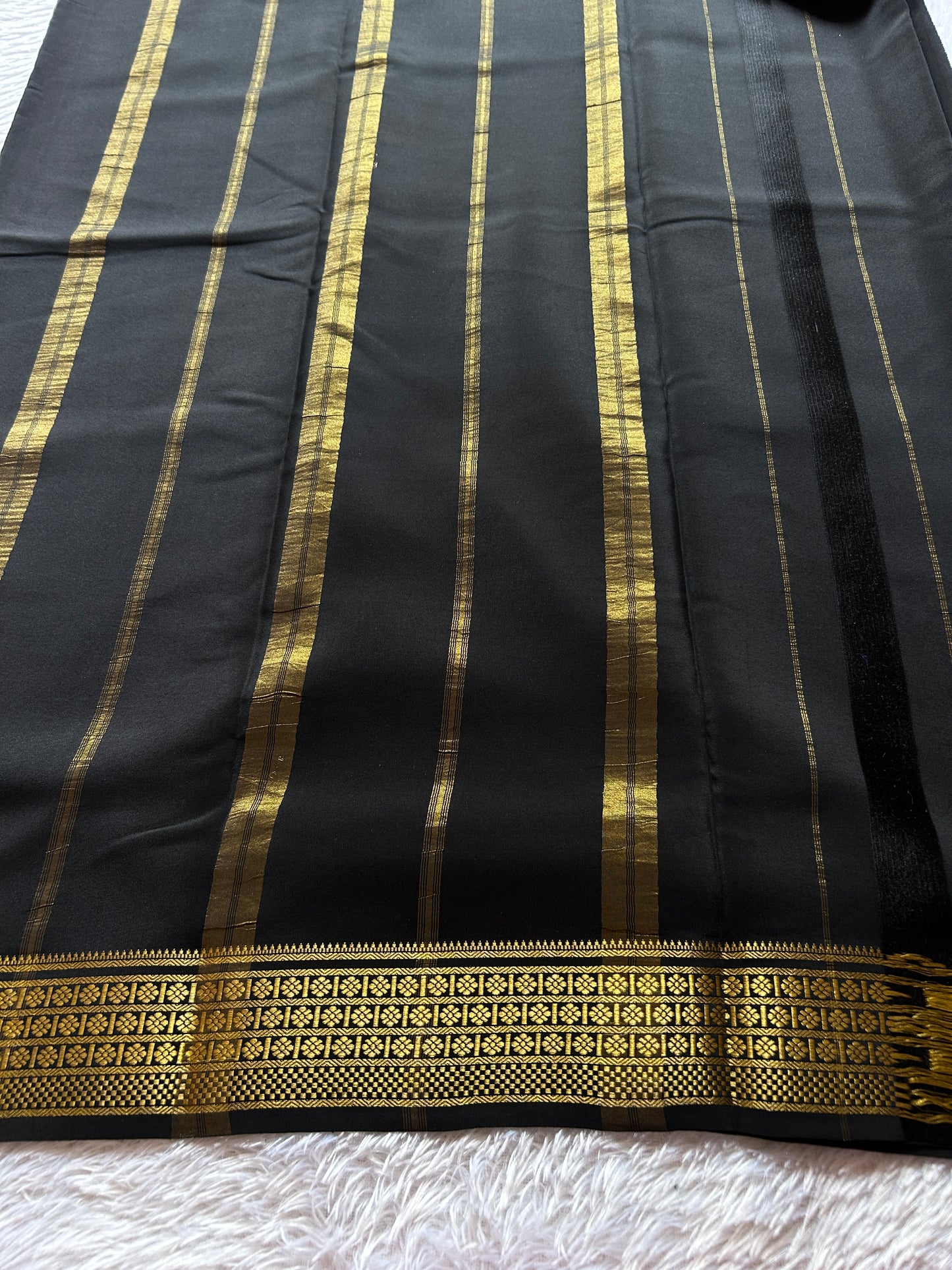 Mallige : Solid Black