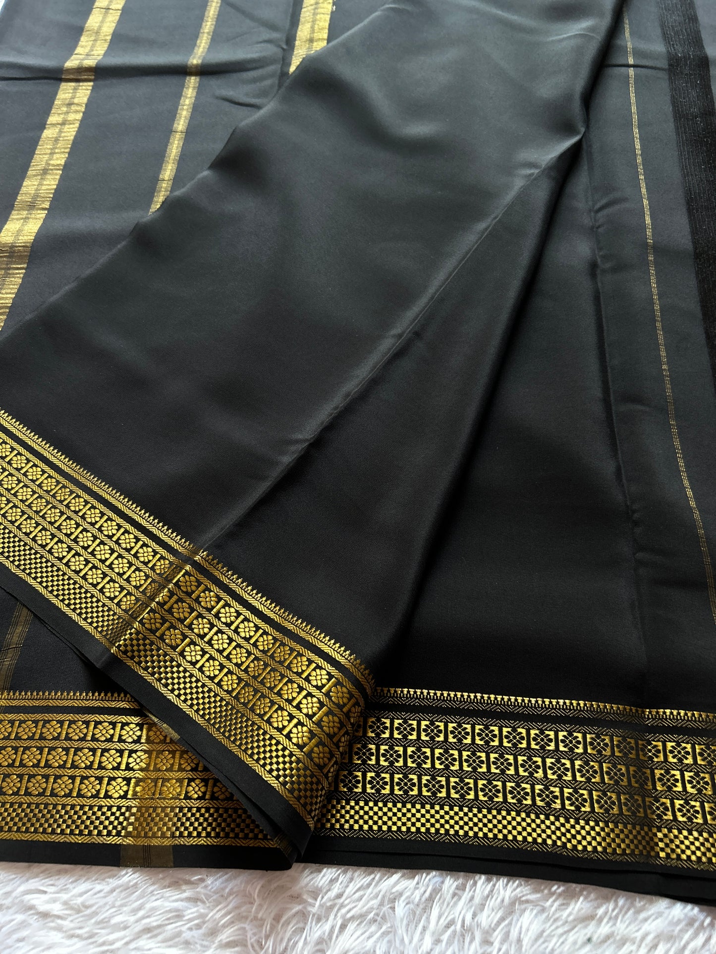 Mallige : Solid Black