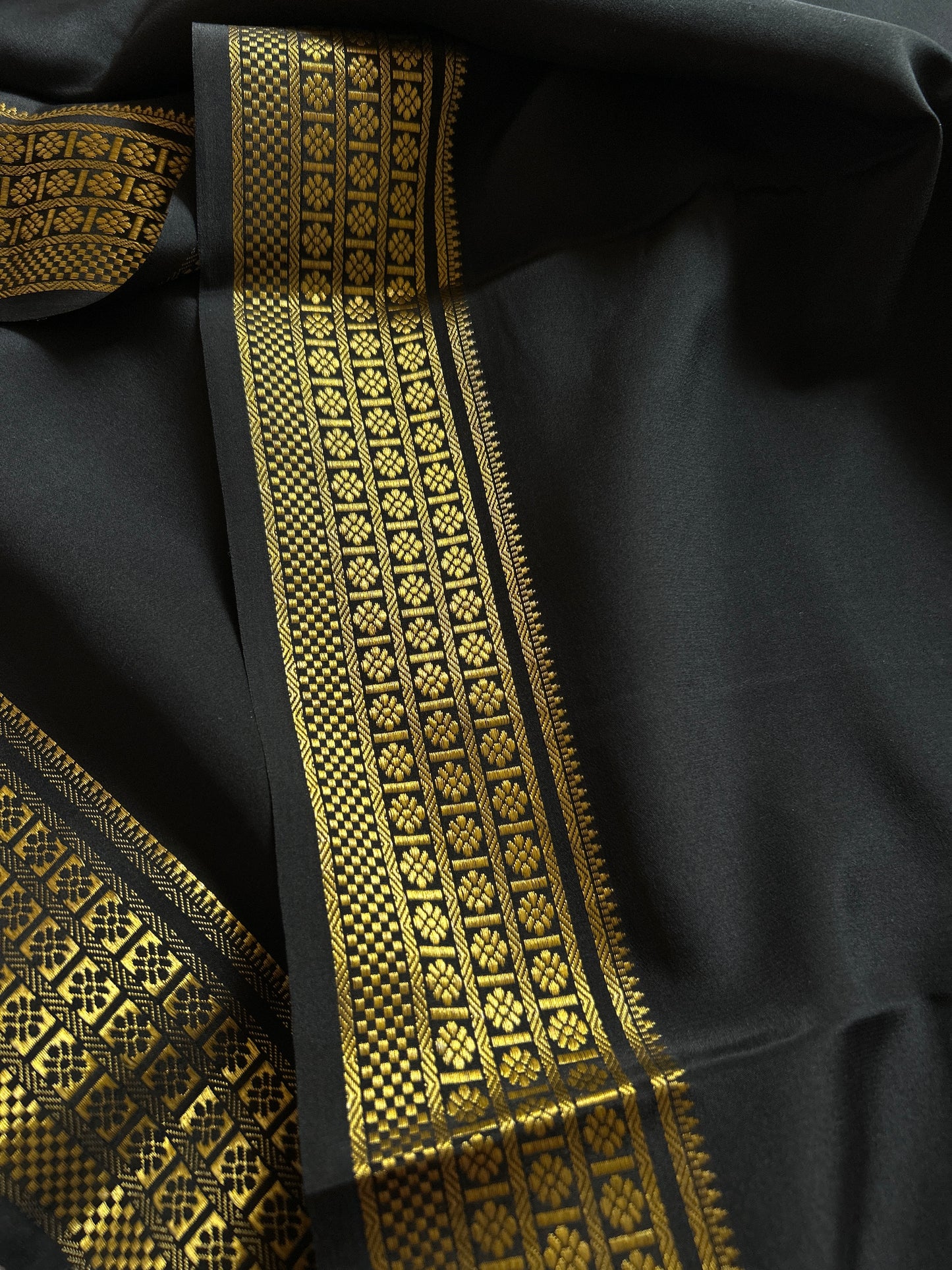 Mallige : Solid Black