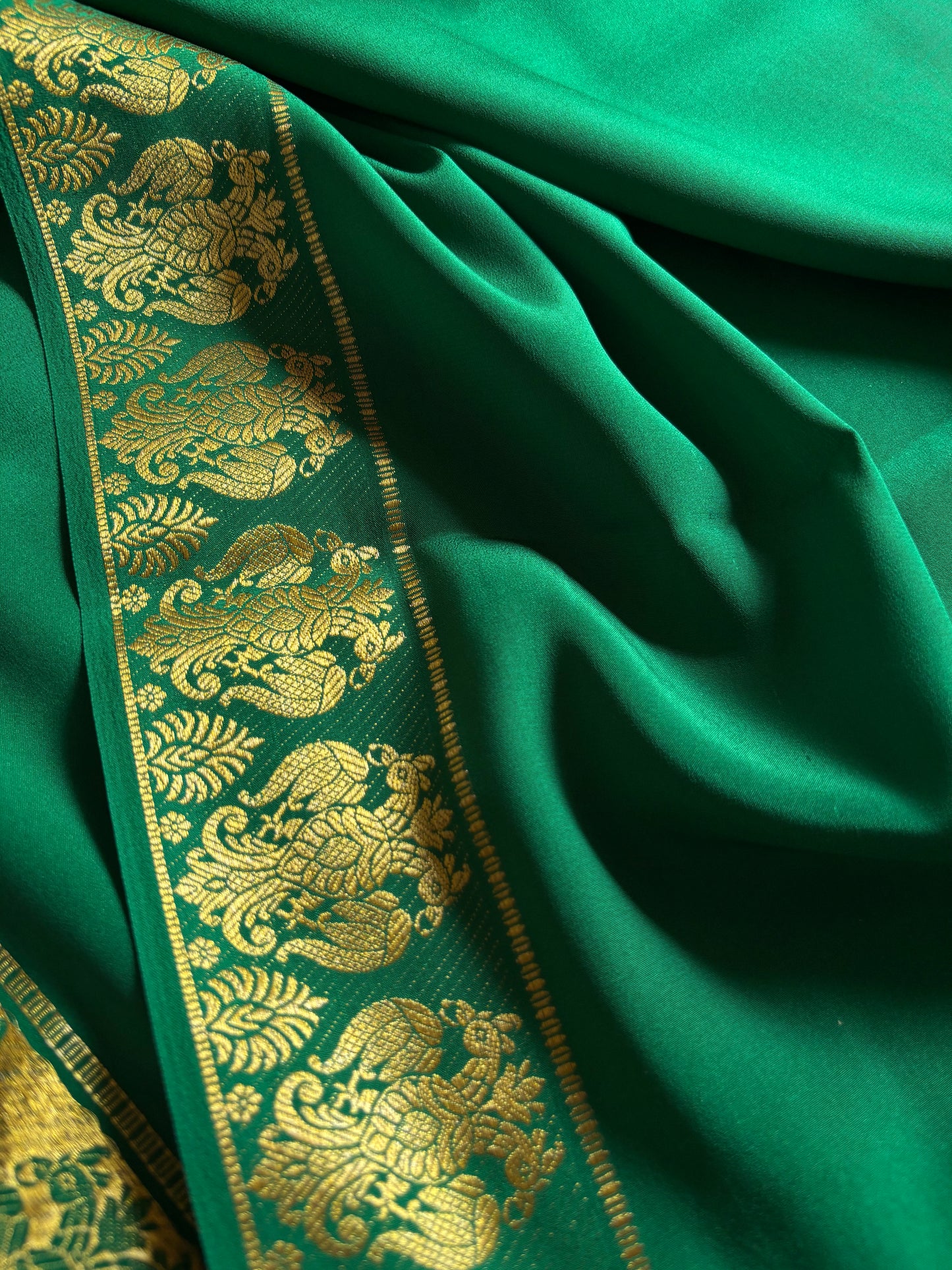 Veera : Solid Emarald green