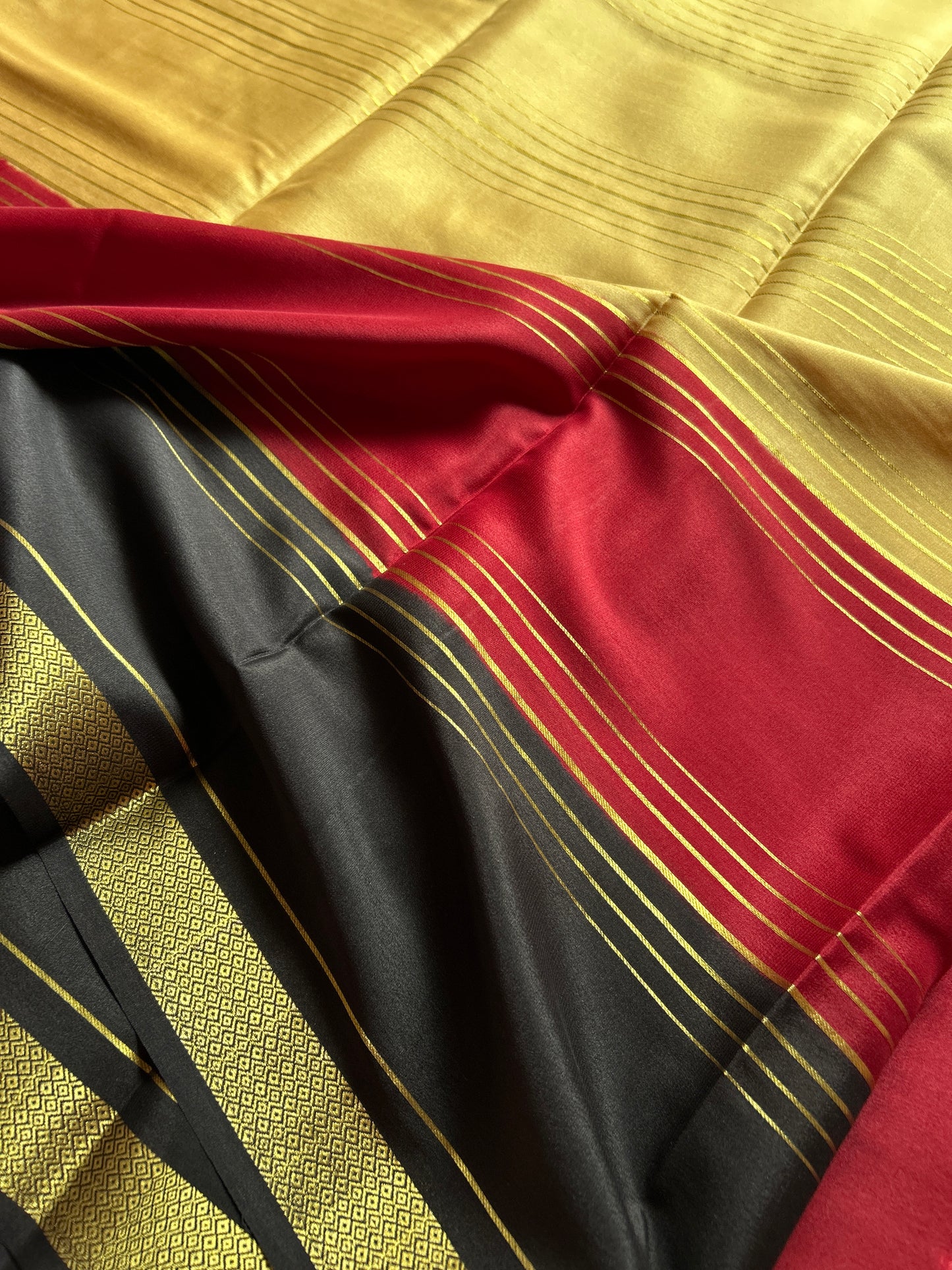 Trinetri (3D) : Dark beige-red-black