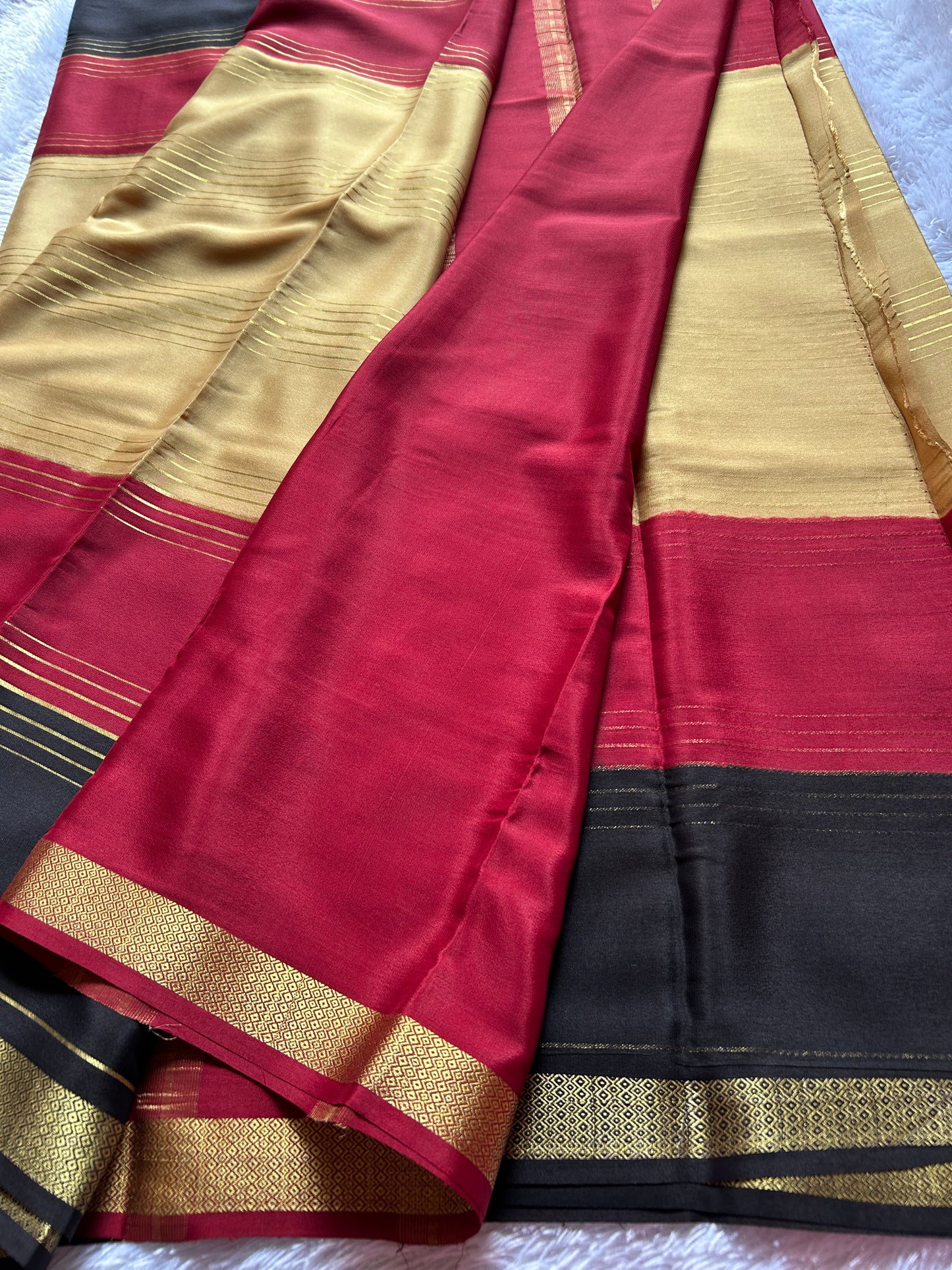 Trinetri (3D) : Dark beige-red-black