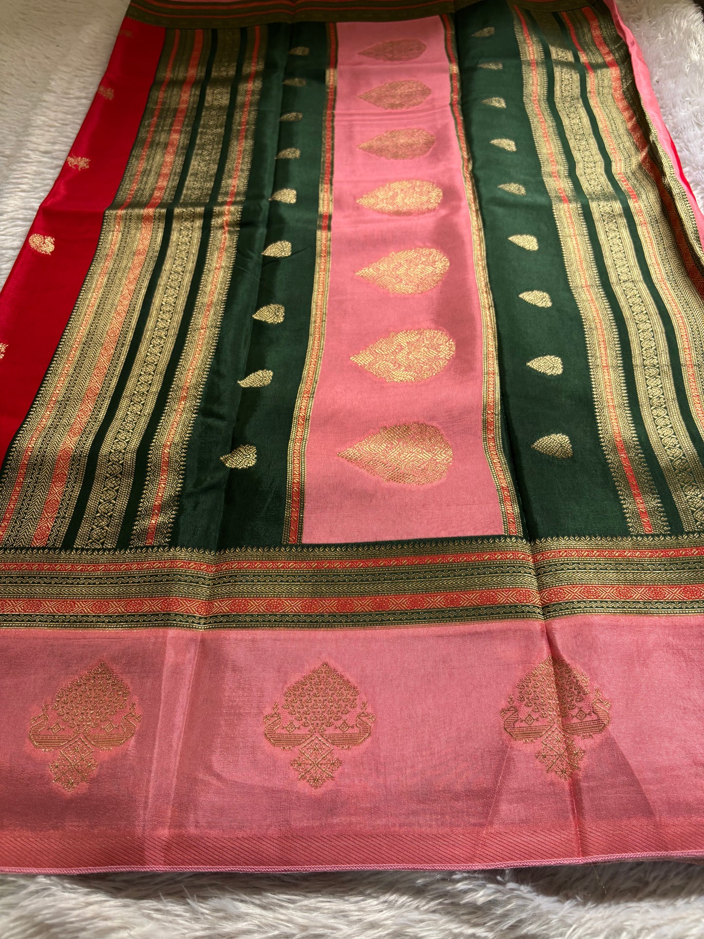 NAL206 (3D) : Red-dark green-baby pink