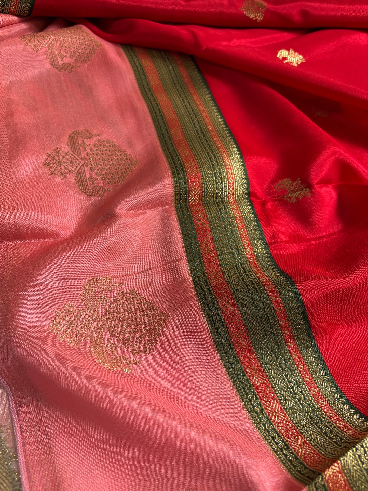 NAL206 (3D) : Red-dark green-baby pink