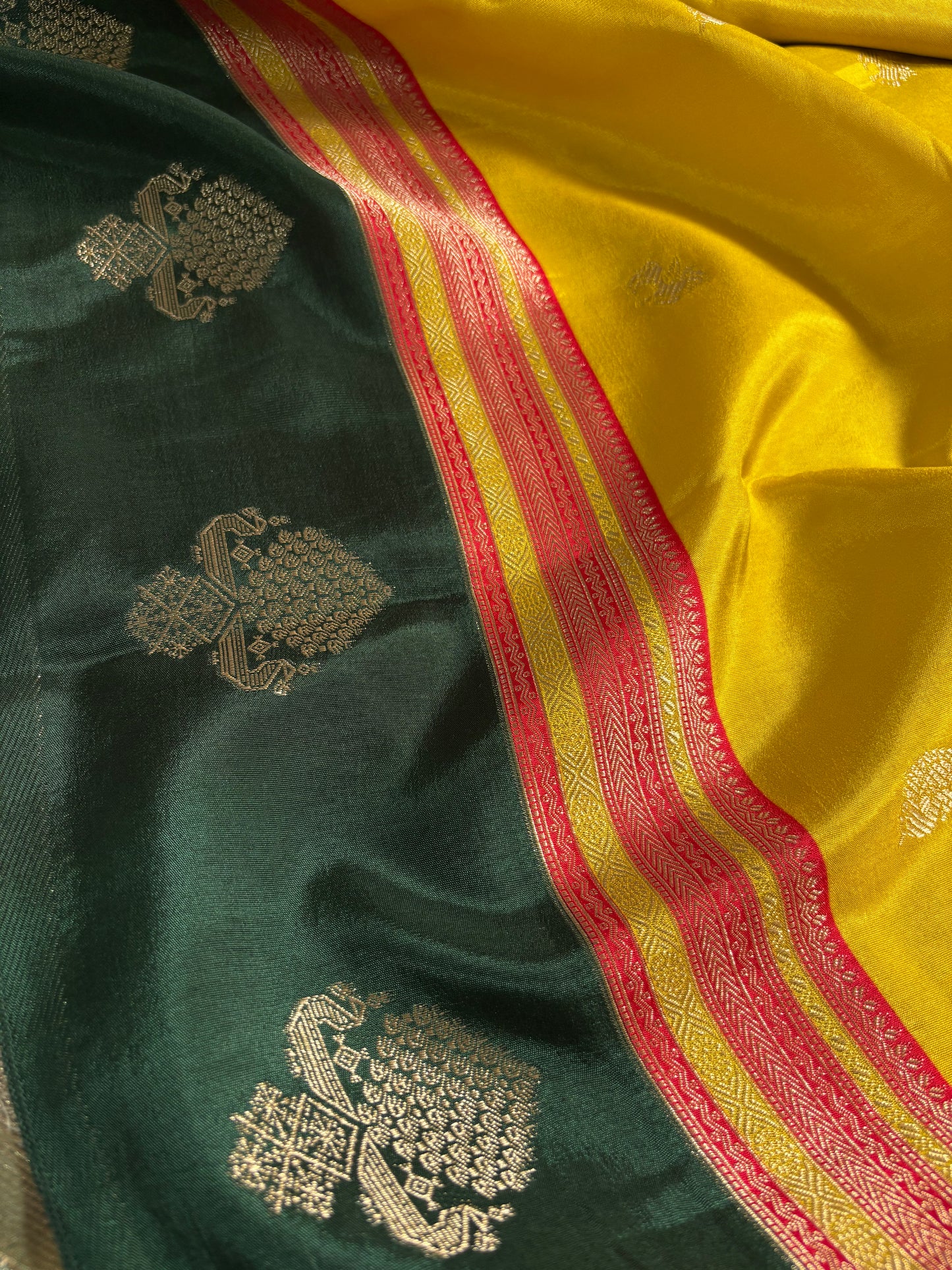 NAL206 (3D) : Yellow-red-dark green