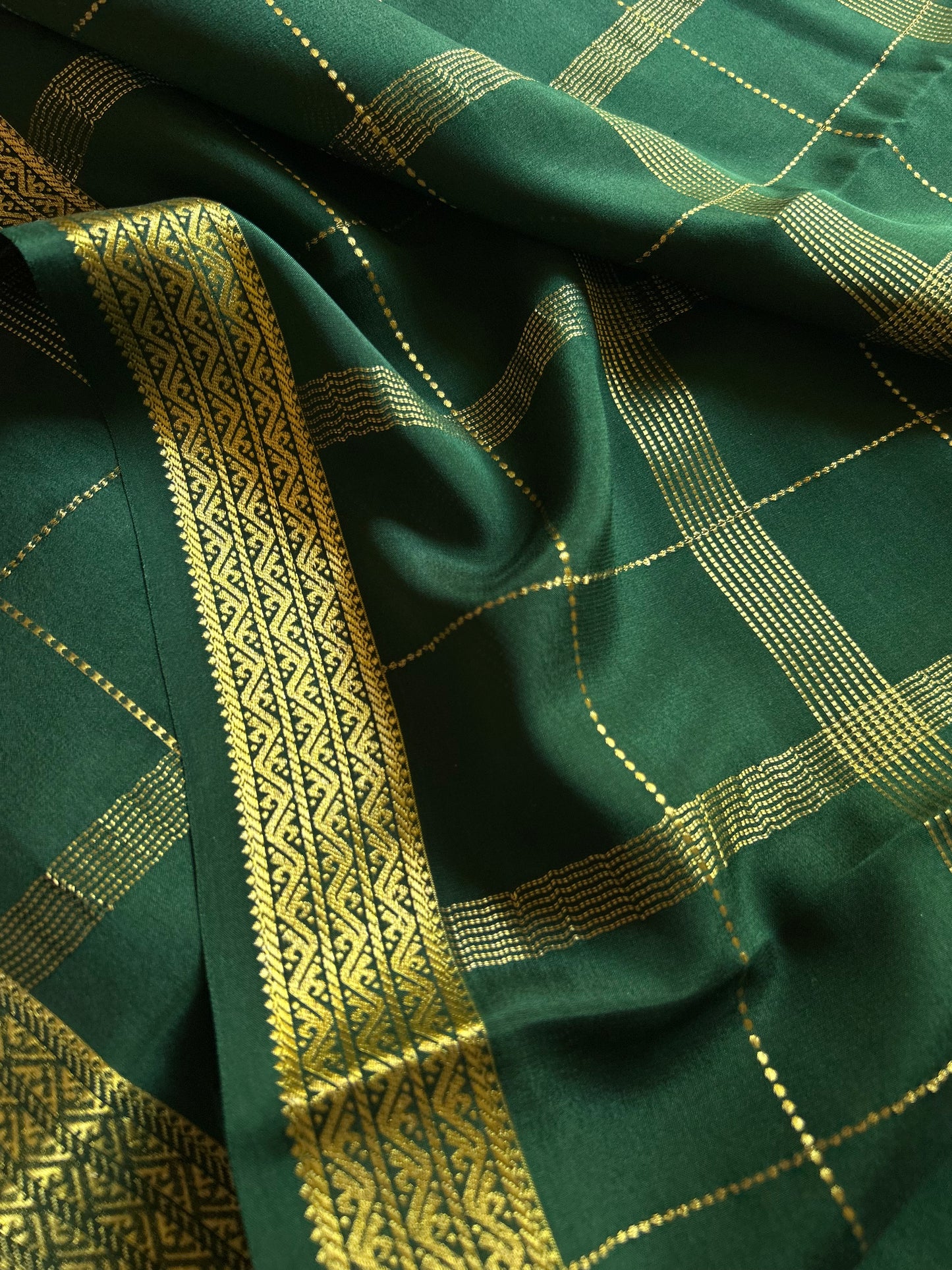 Suvarna : Solid Dark green