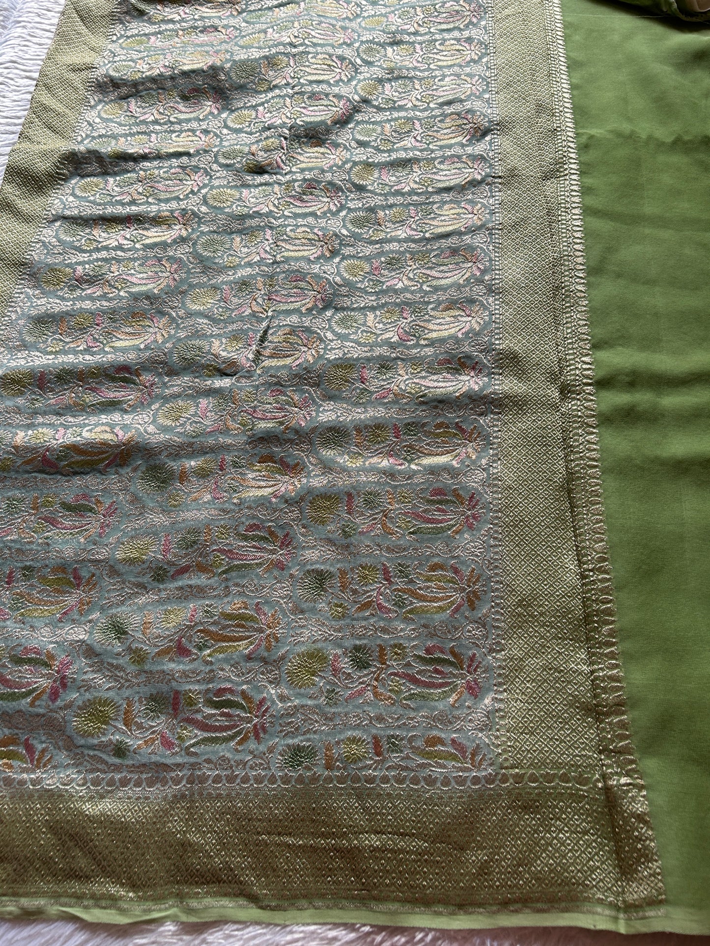 Pure Chiffon Georgette (2D) : Off white-pista green