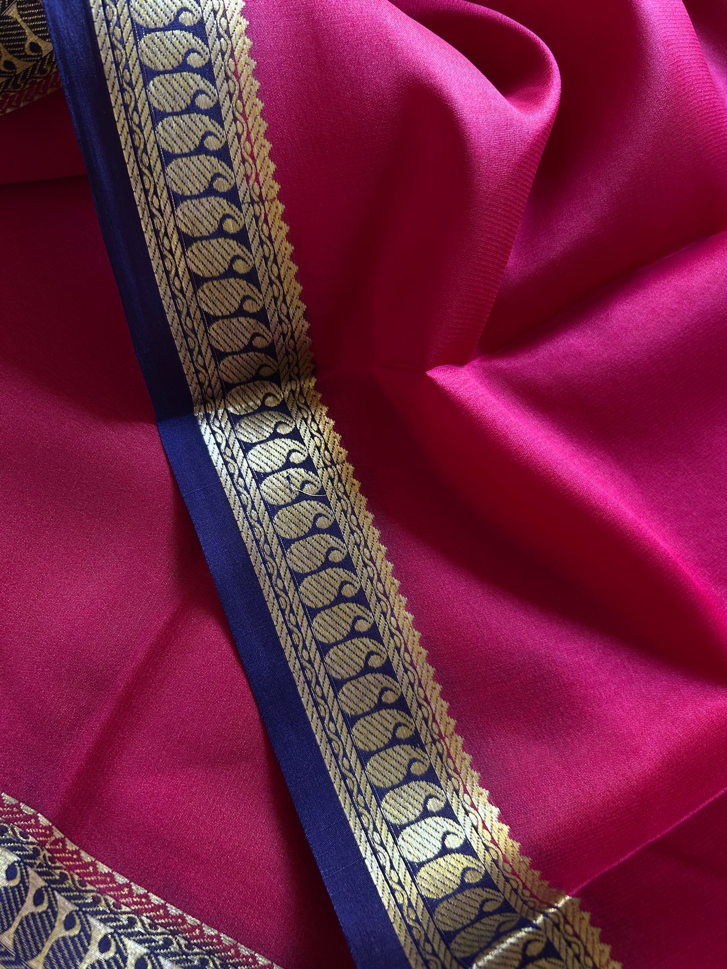 Meena (2D) : Magenta pink-deep blue