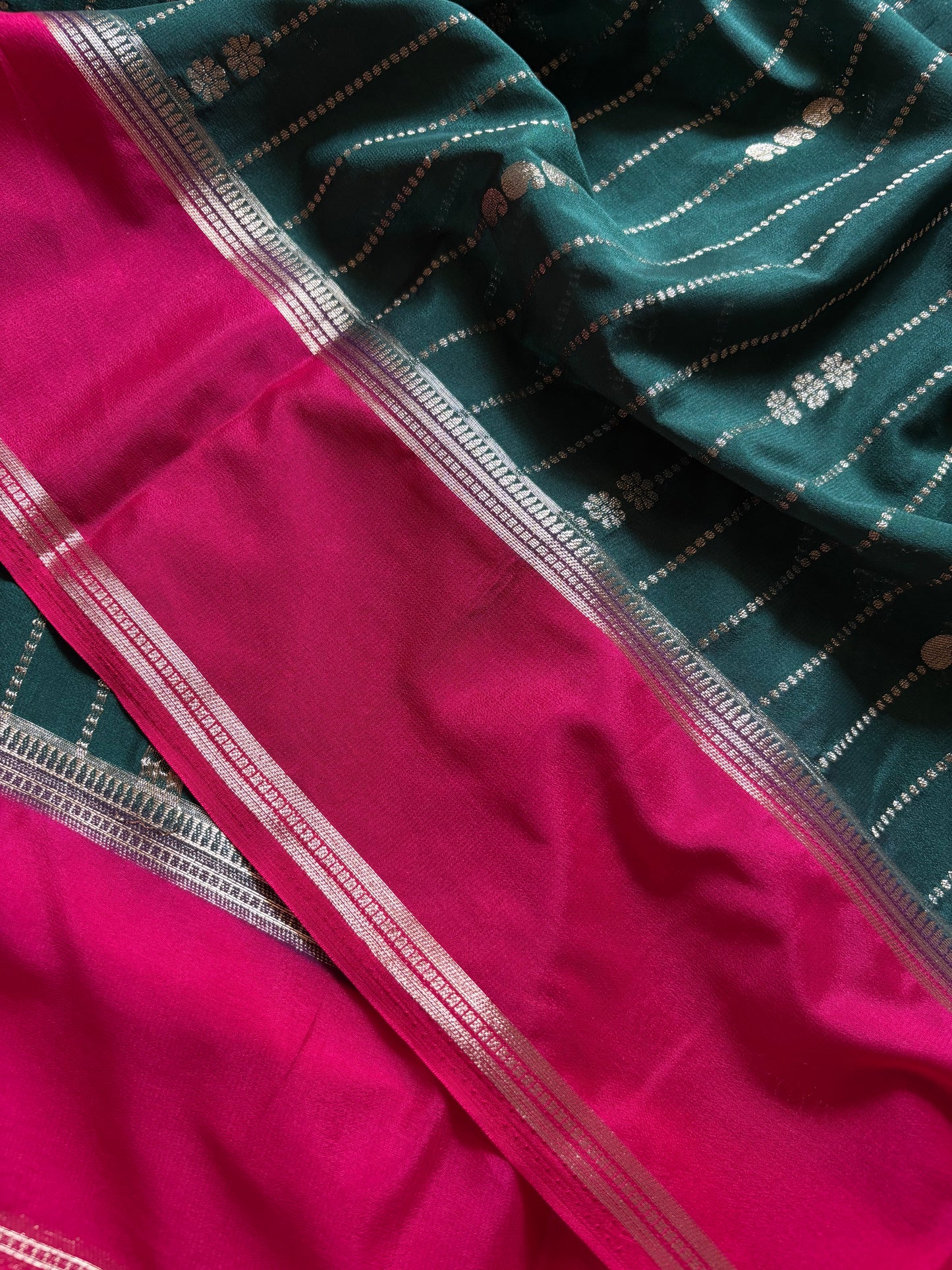 SS117 (2D) : Dark green-red