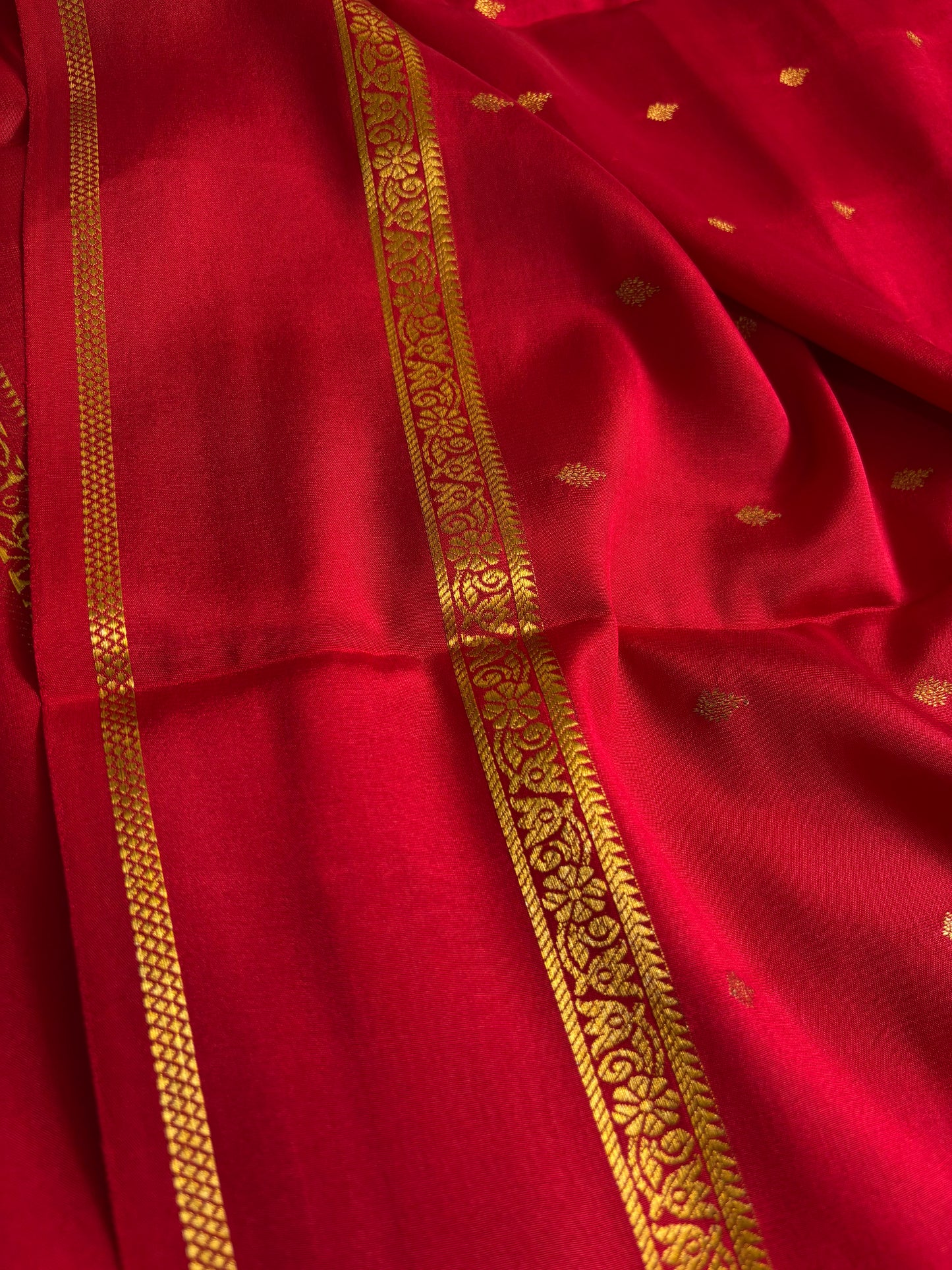 Avani : Solid Red
