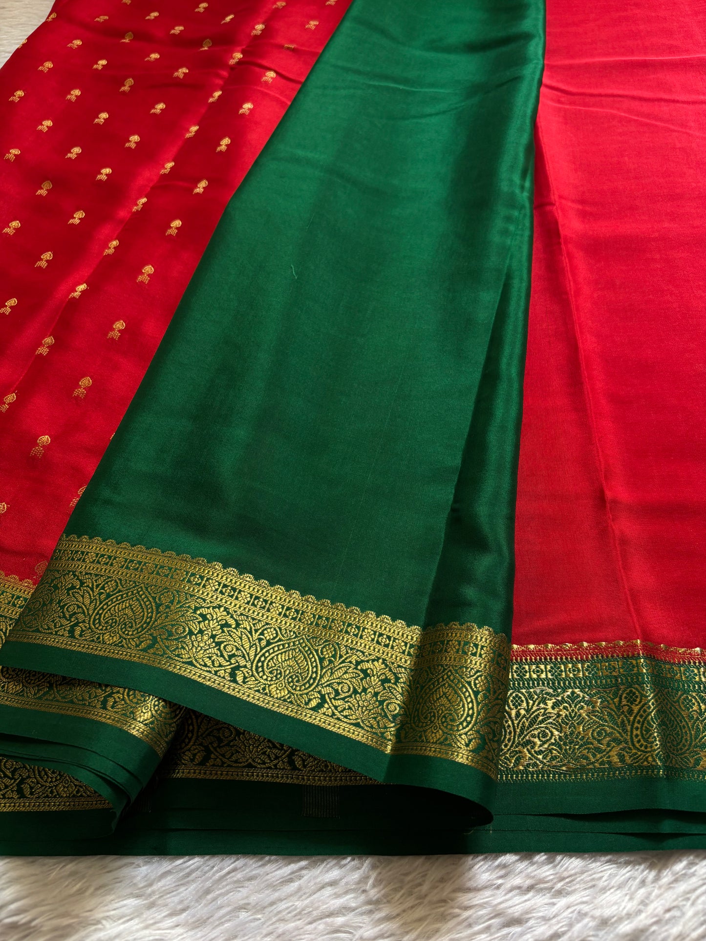 Soumya (2D) : Red-bottle green