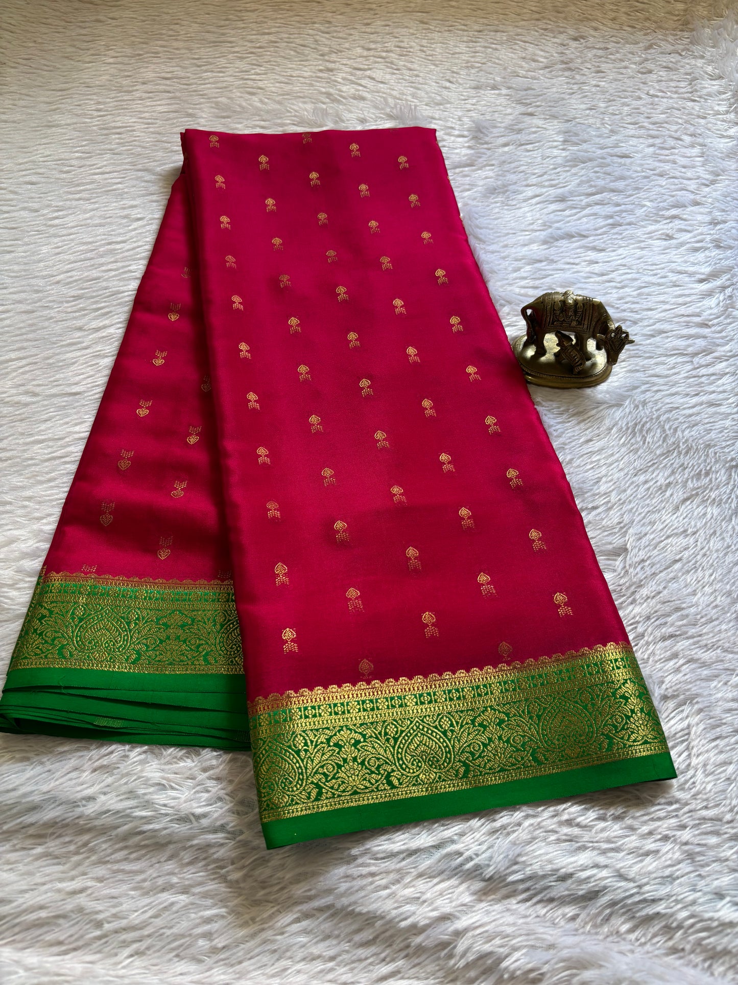 Soumya (2D) : Dark pink-leaf green