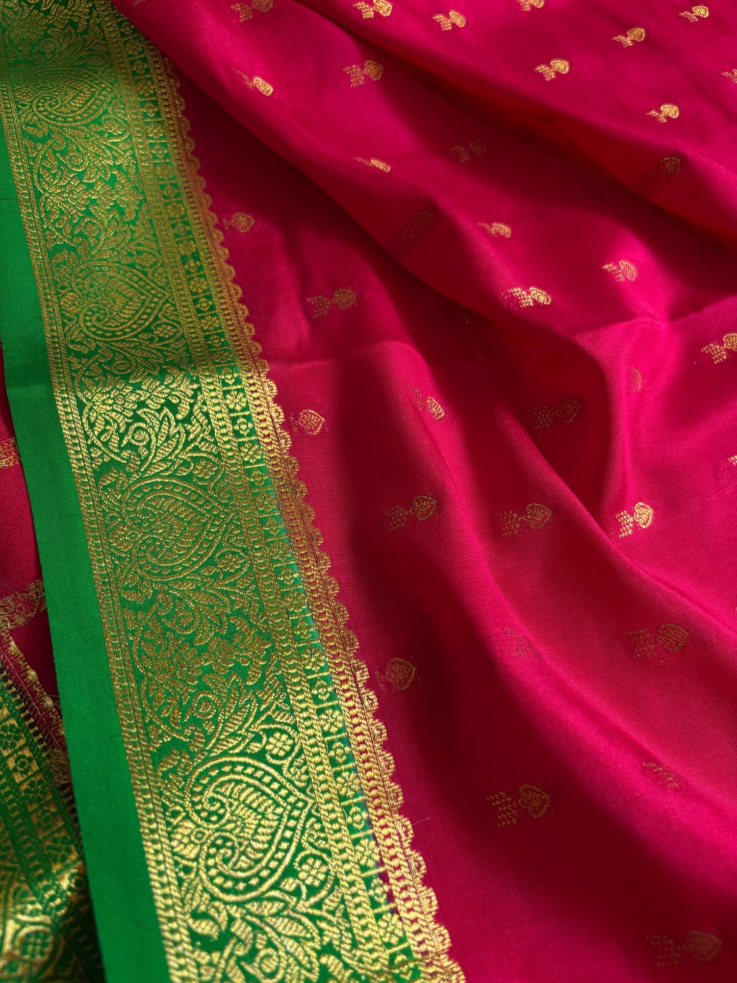 Soumya (2D) : Dark pink-leaf green