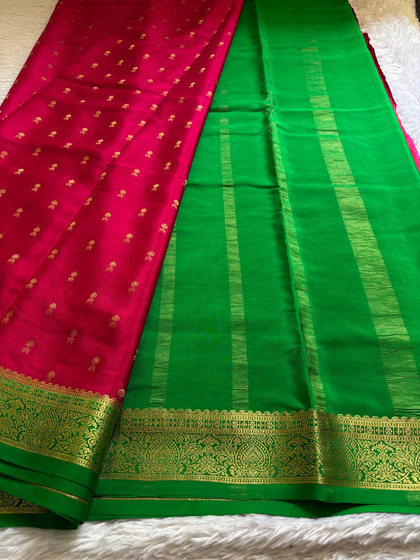Soumya (2D) : Dark pink-leaf green