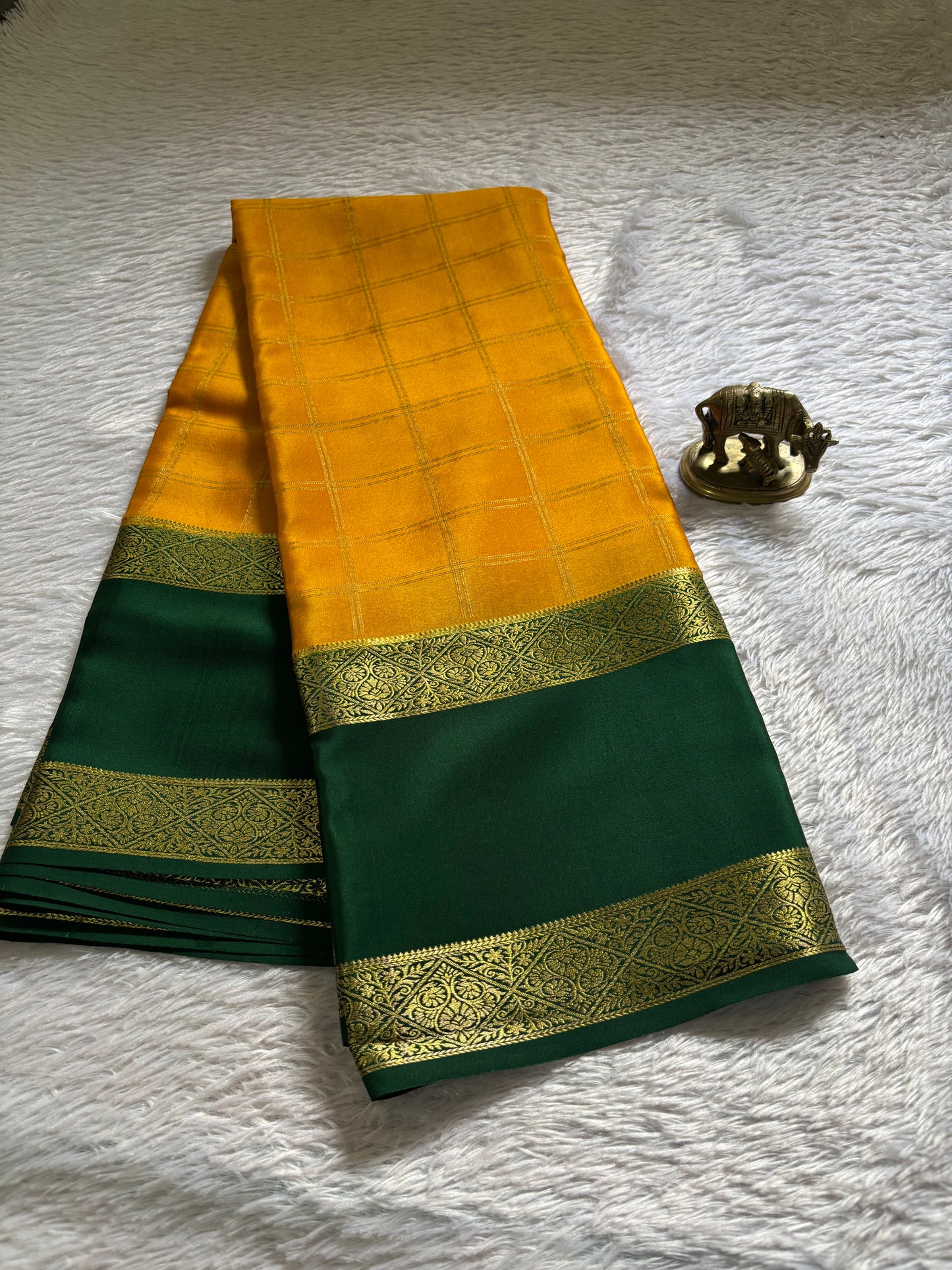 Vasudha (2D) : golden yellow-bottle green