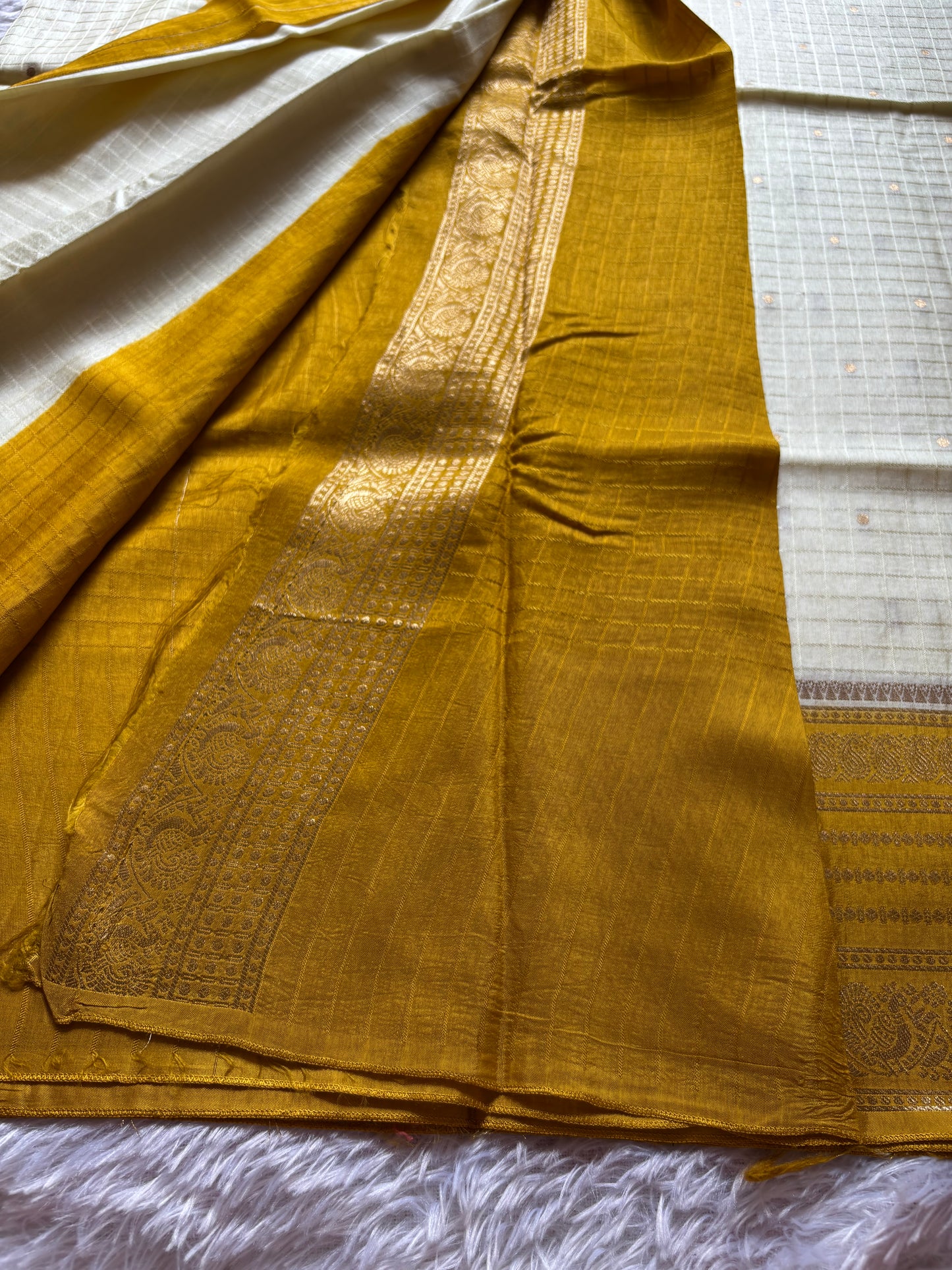 SS111 (2D) : Off white-mustard