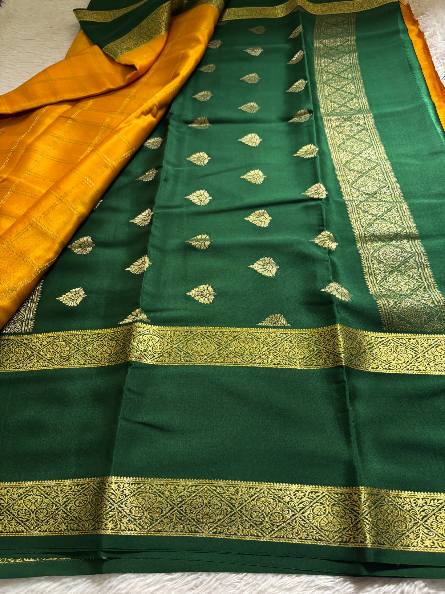 Vasudha (2D) : golden yellow-bottle green