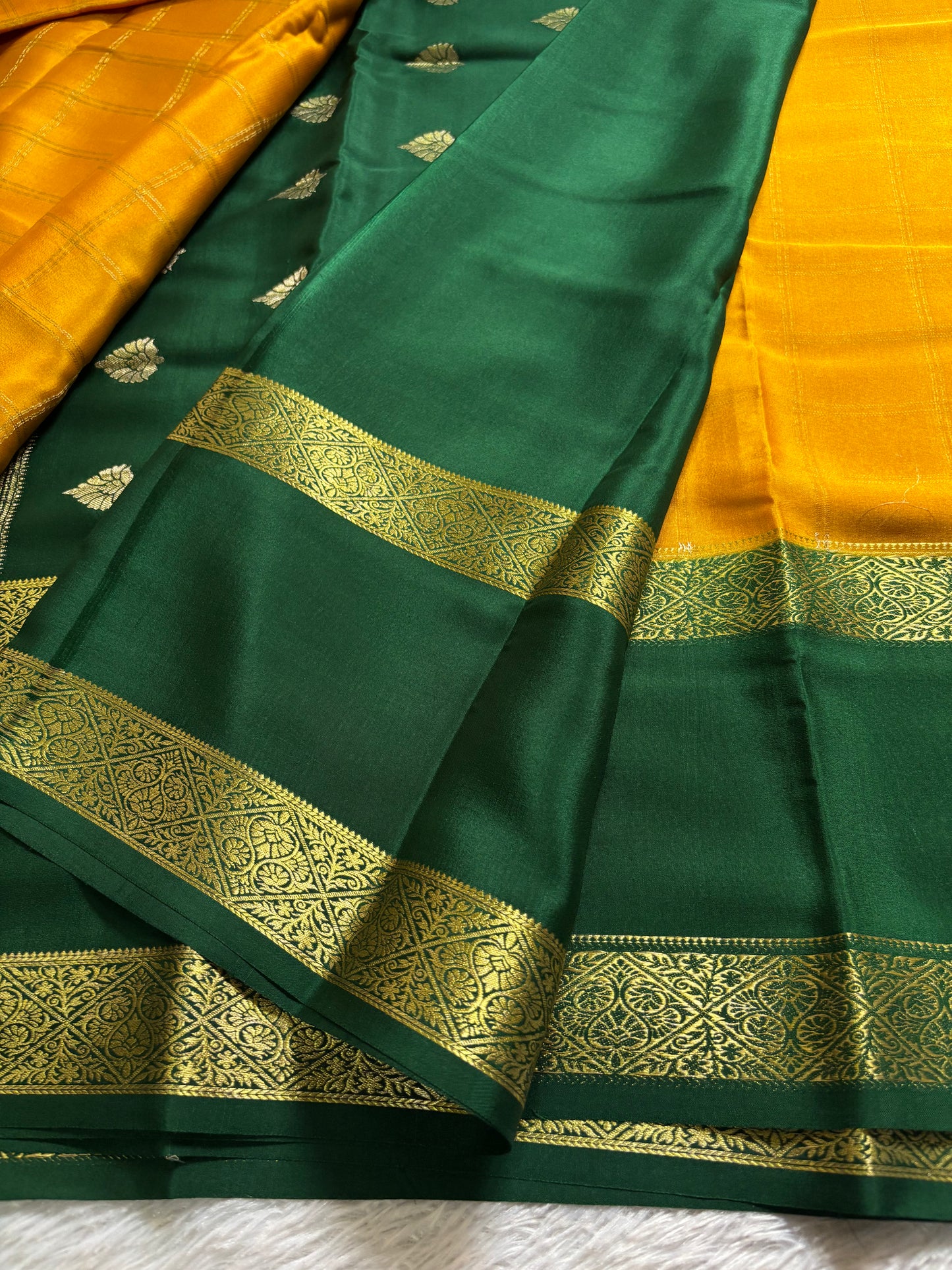 Vasudha (2D) : golden yellow-bottle green