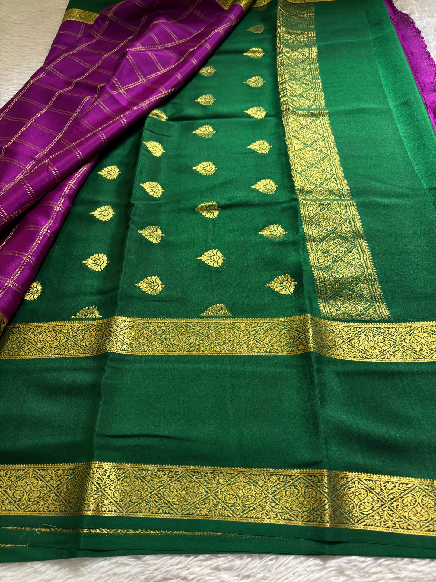 Vasudha (2D) : Magenta-bottle green
