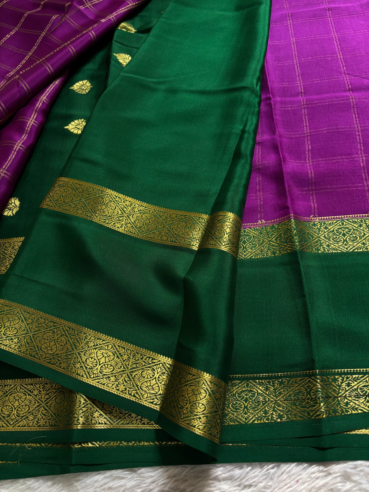 Vasudha (2D) : Magenta-bottle green