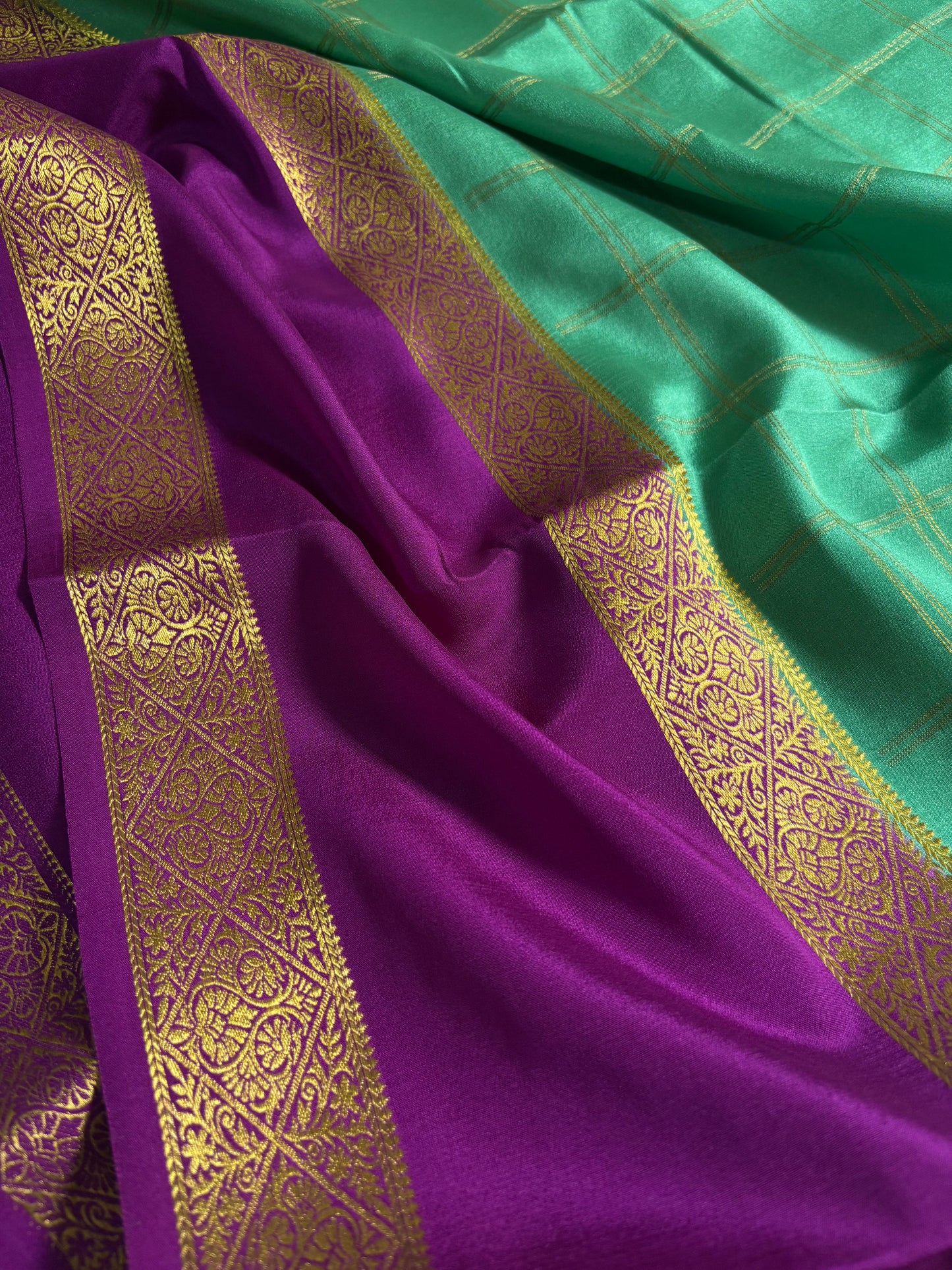 Vasudha (2D) : Sea green-magenta