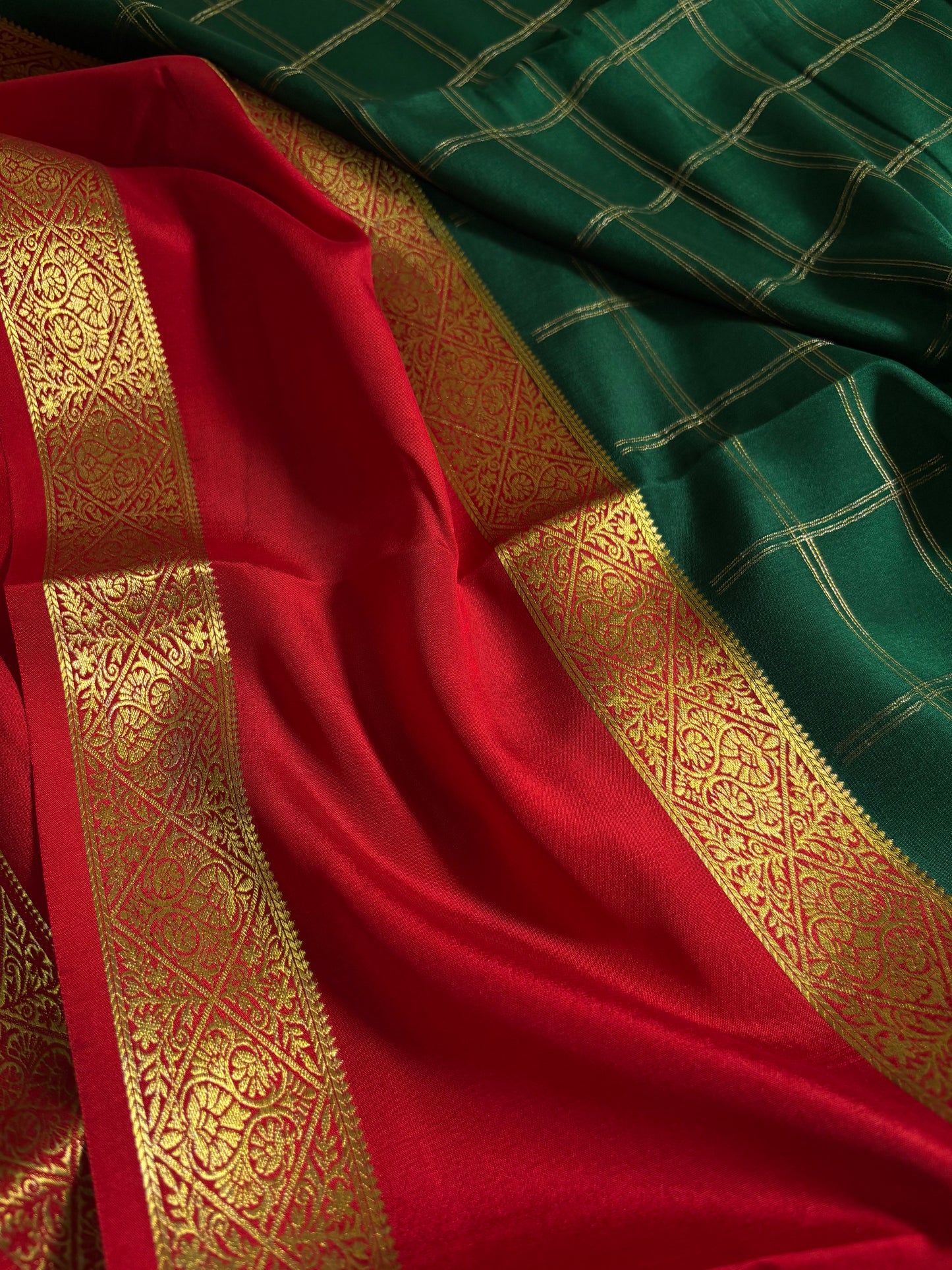 Vasudha (2D) : Dark green-red