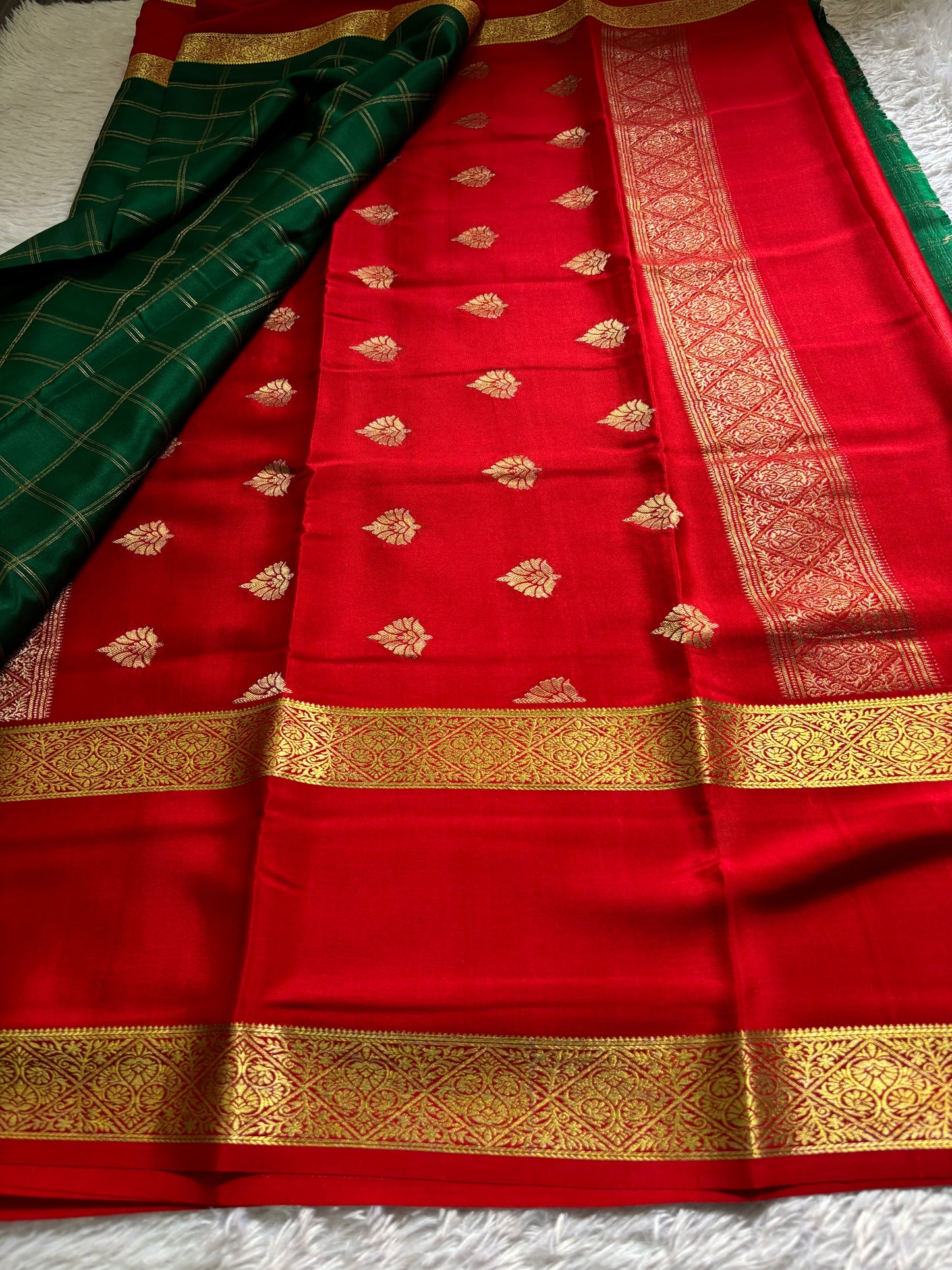 Vasudha (2D) : Dark green-red
