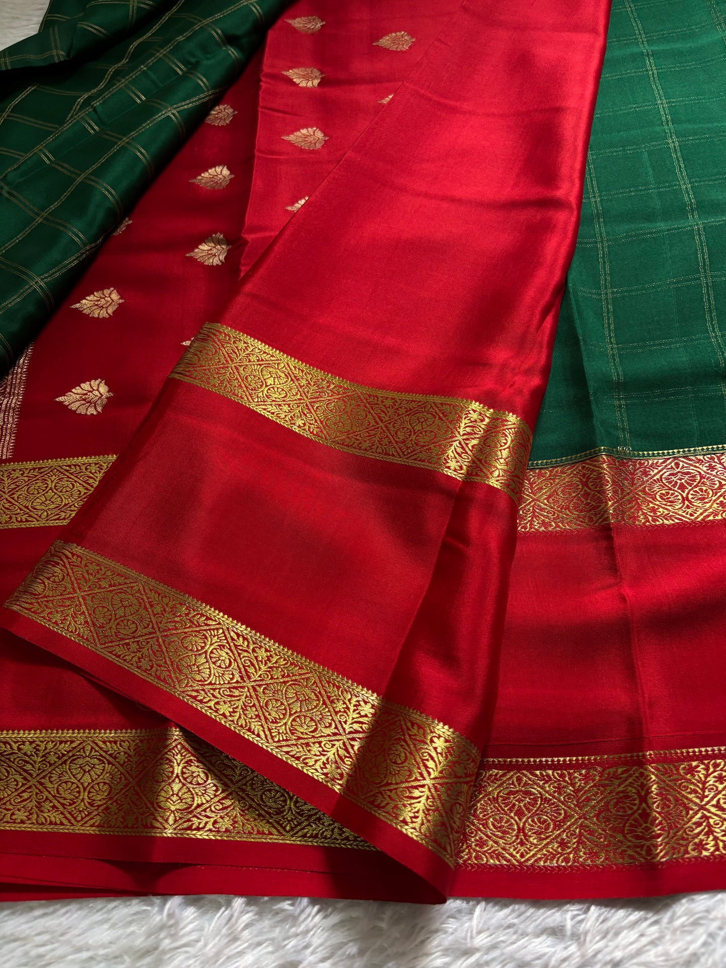 Vasudha (2D) : Dark green-red
