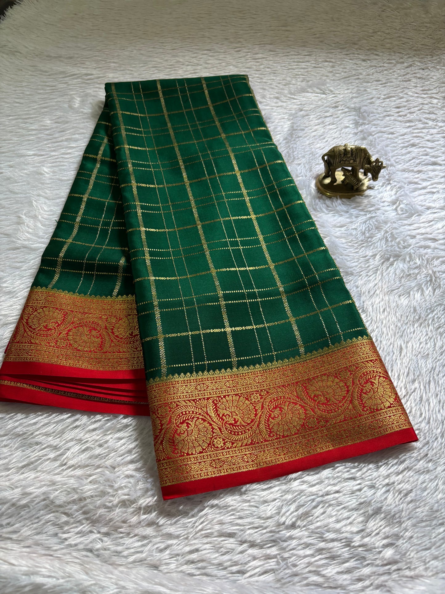 Kusuma (2D) : Bottle green-red