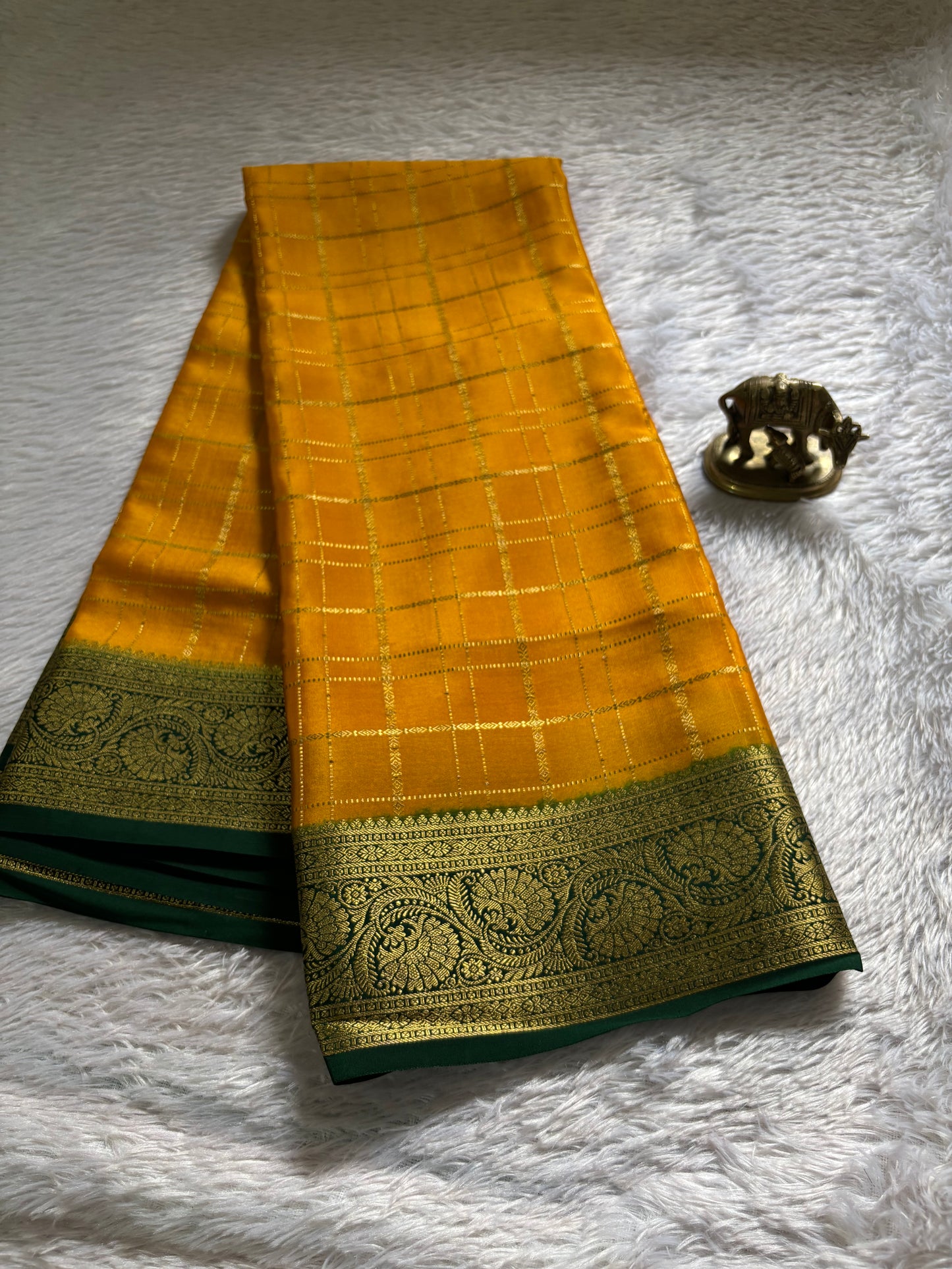 Kusuma (2D) : Golden yellow-bottle green