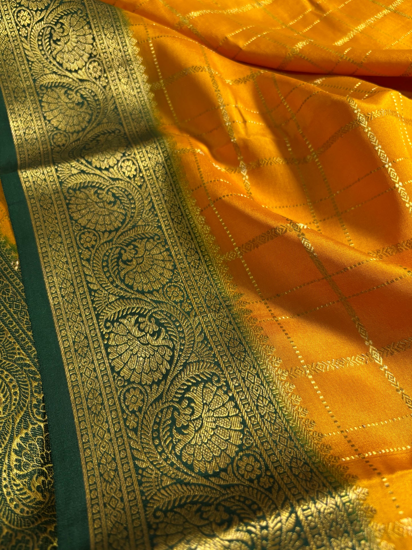 Kusuma (2D) : Golden yellow-bottle green