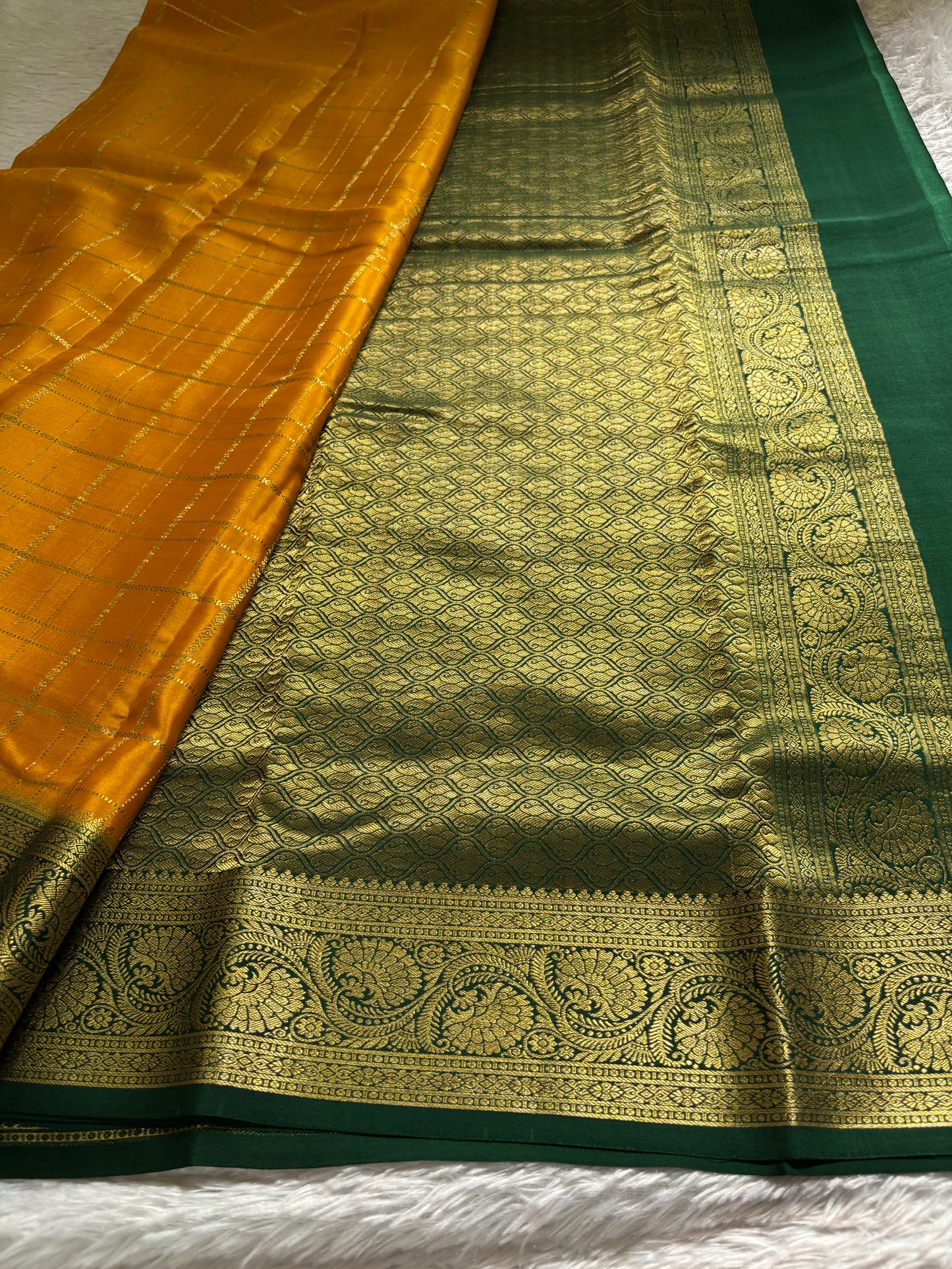Kusuma (2D) : Golden yellow-bottle green