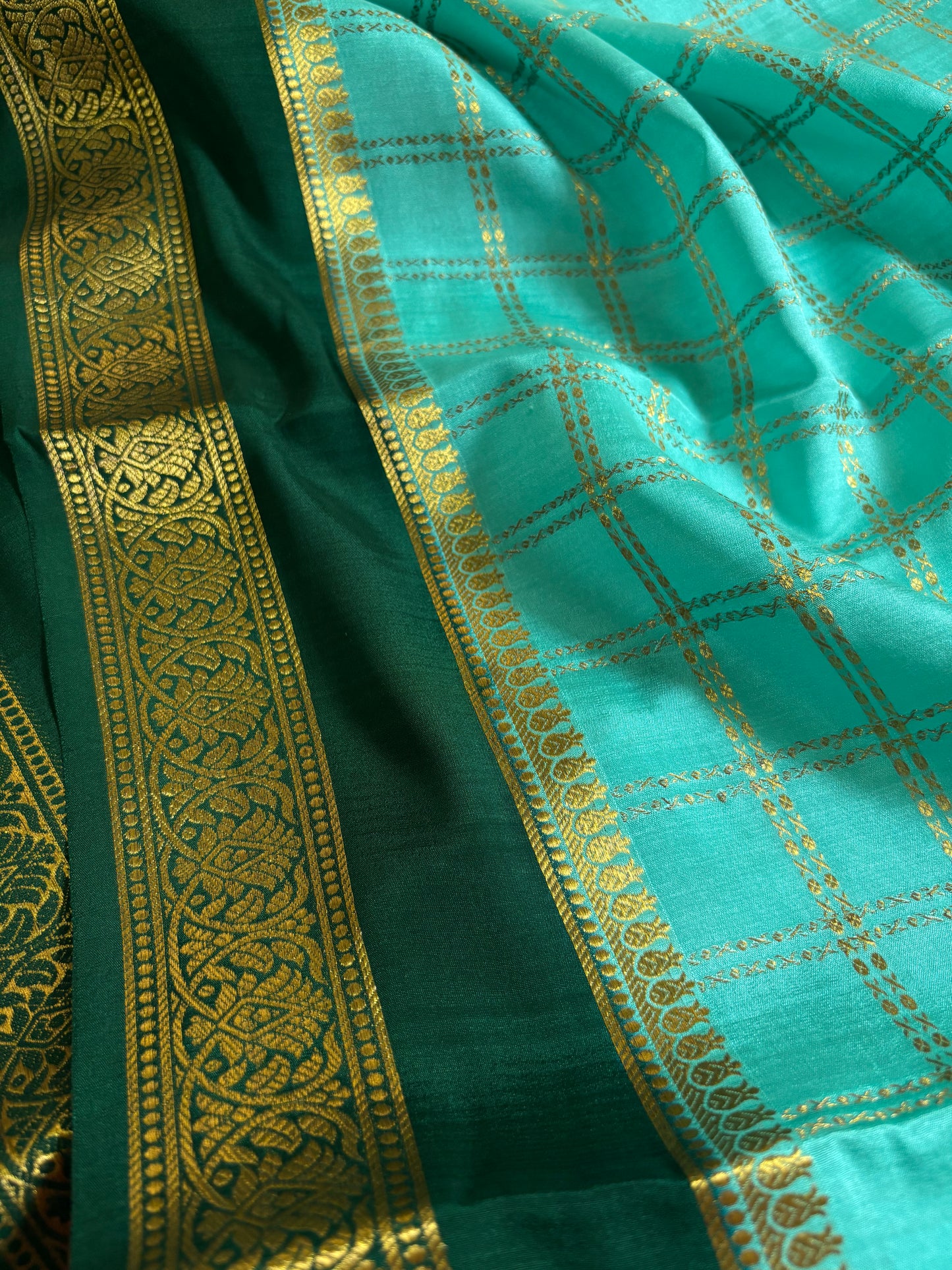 Saroja (2D) : Sea blue-bottle green