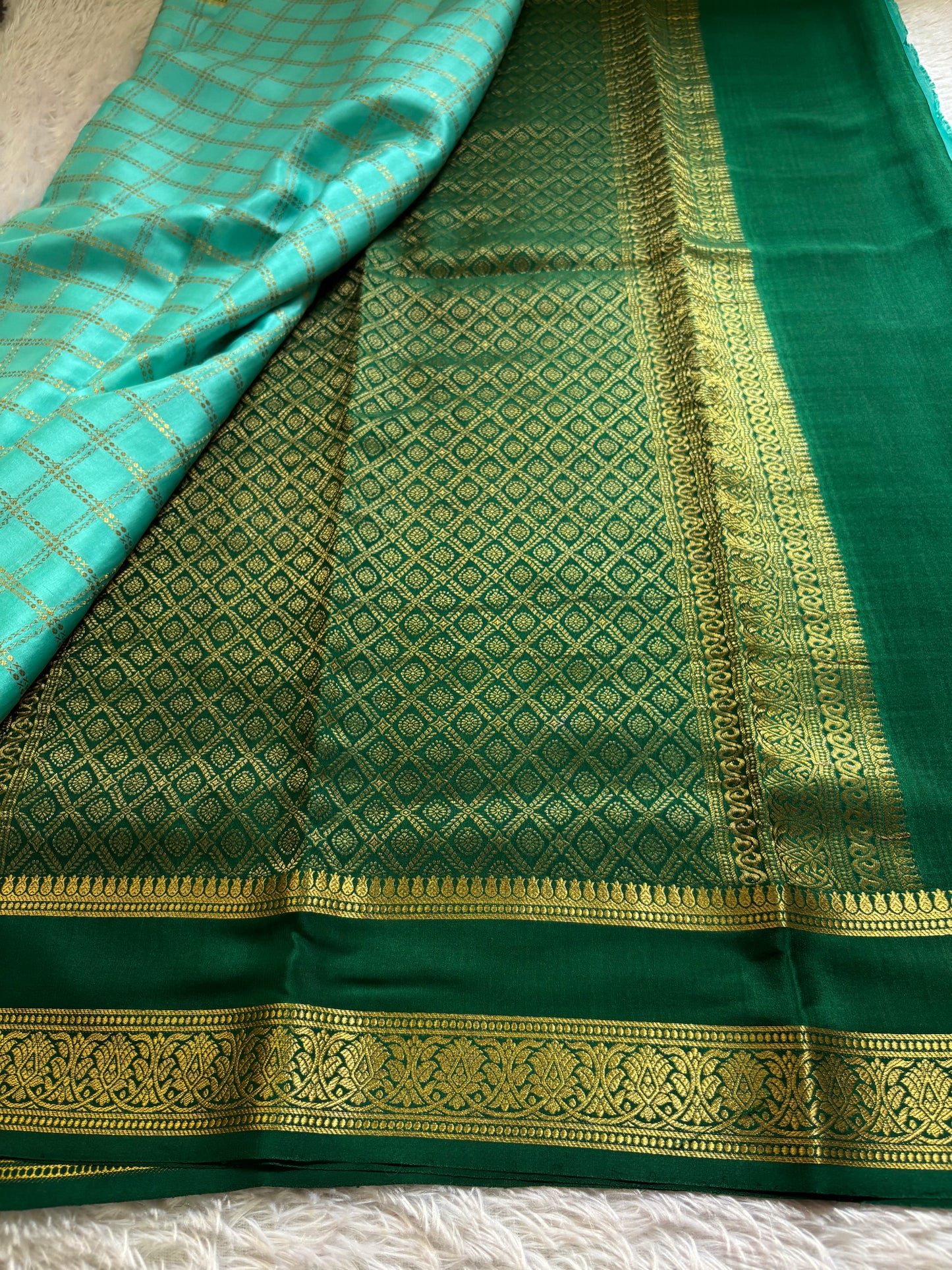 Saroja (2D) : Sea blue-bottle green
