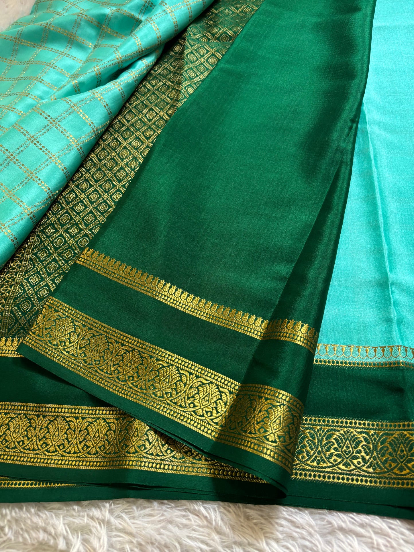 Saroja (2D) : Sea blue-bottle green