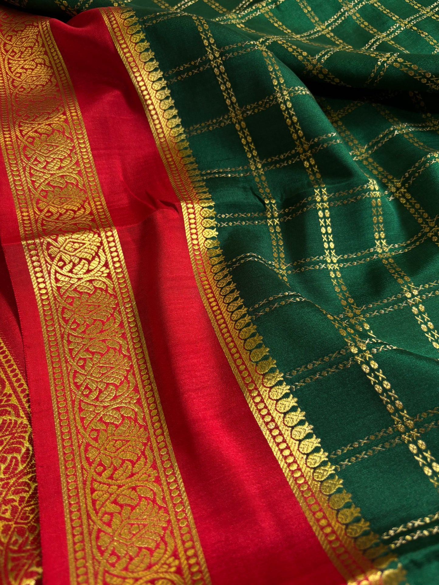 Saroja (2D) : Bottle green-red