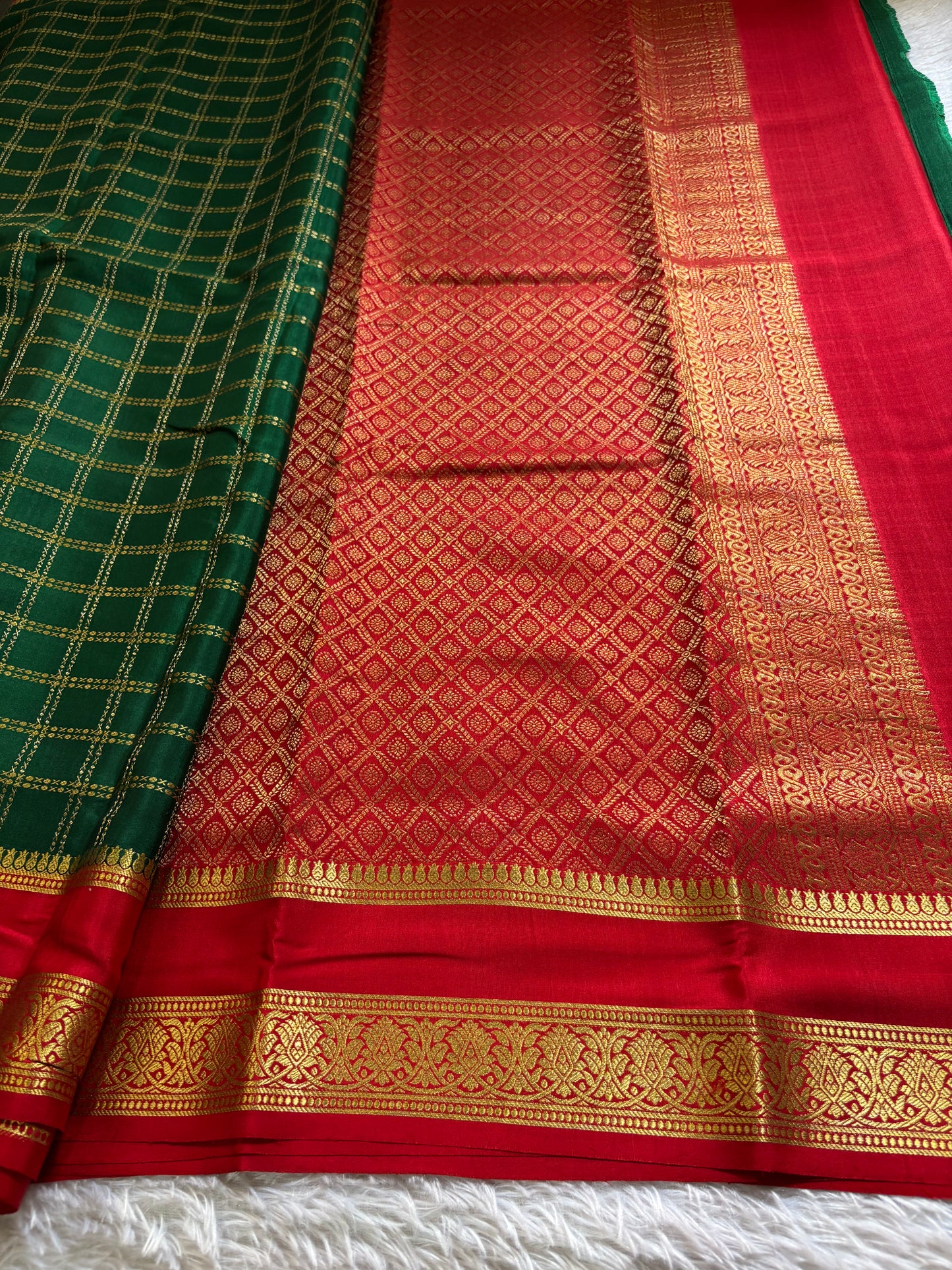 Saroja (2D) : Bottle green-red